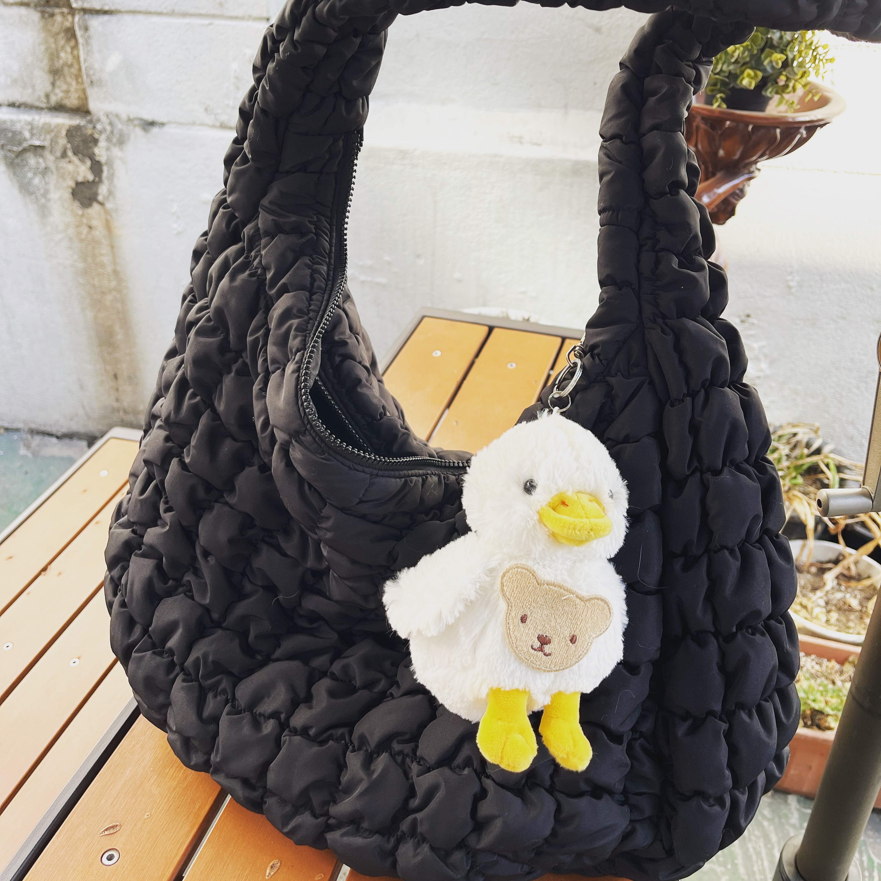 COS Quilted Oversized Shoulder Bag Black 착용 스타일