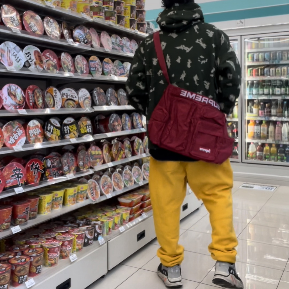 Supreme Field Messenger Bag Red - 23SS 착용 스타일 - 2