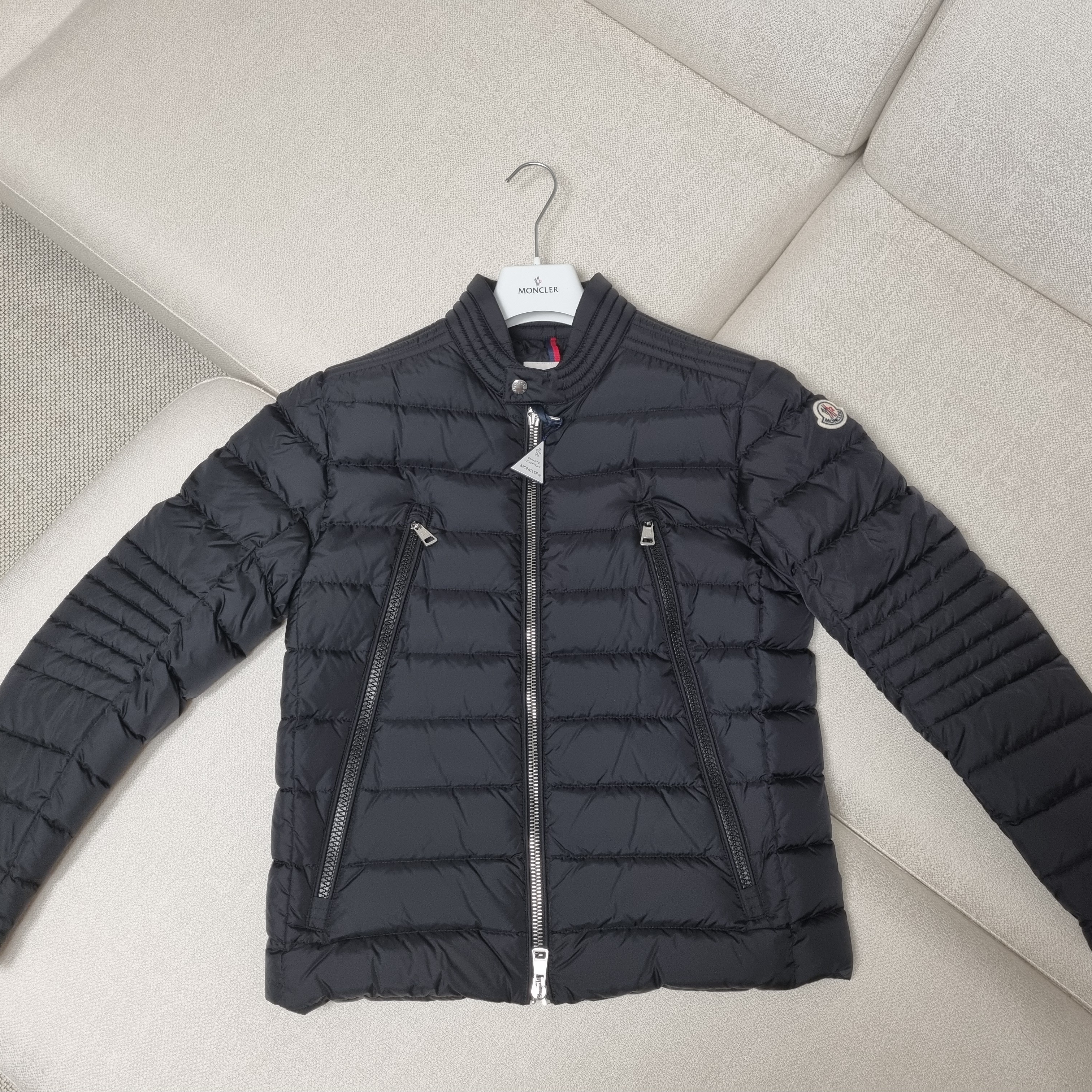 Moncler Amiot Short Down Jacket Black - 22FW 착용 스타일 - 1