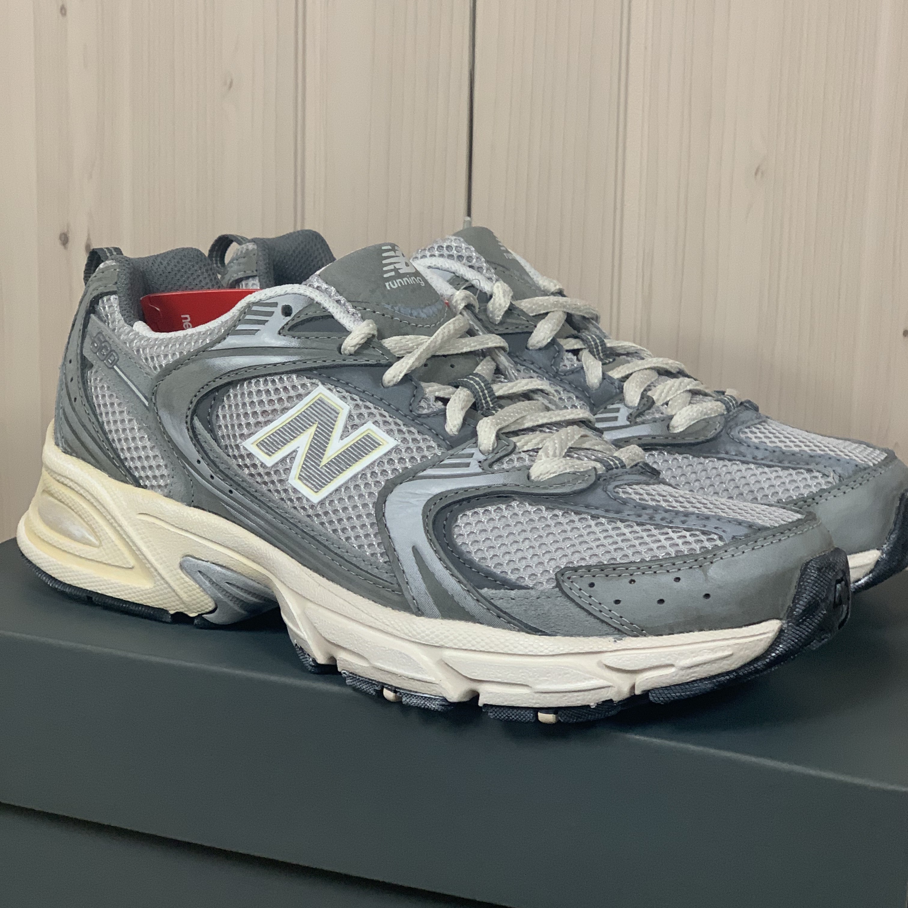 New Balance 530 Premium Vintage Grey Matter 착용 스타일 - 1