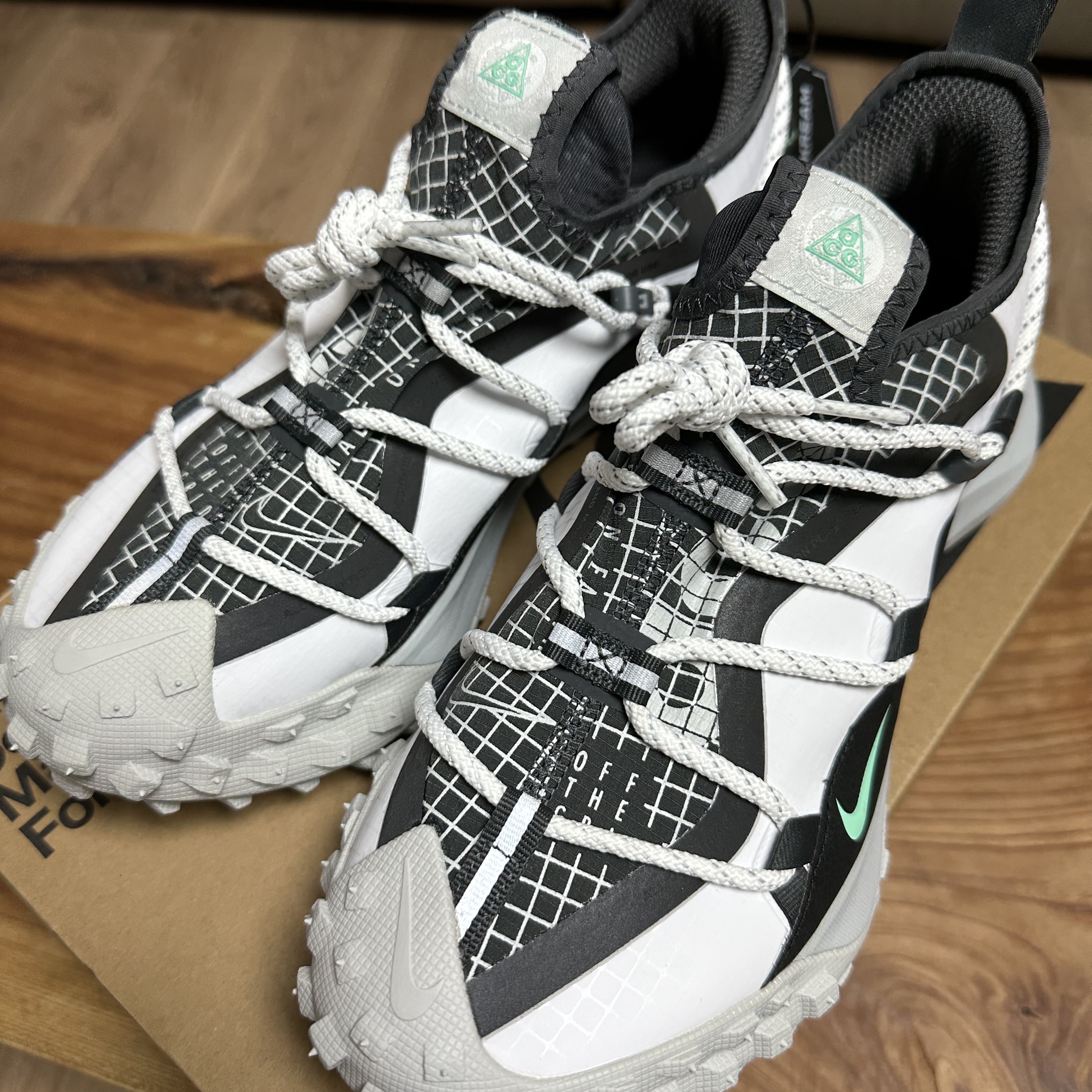 Nike ACG Mountain Fly Low SE White and Black 착용 스타일 - 1