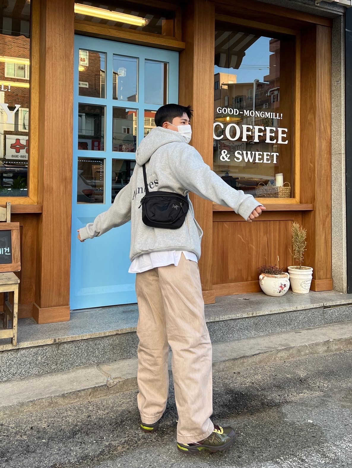 Asics UB4-S Gel-1130 Demitasse, Arc'teryx Mantis 2 Waistpack Black 착용 스타일 - 2