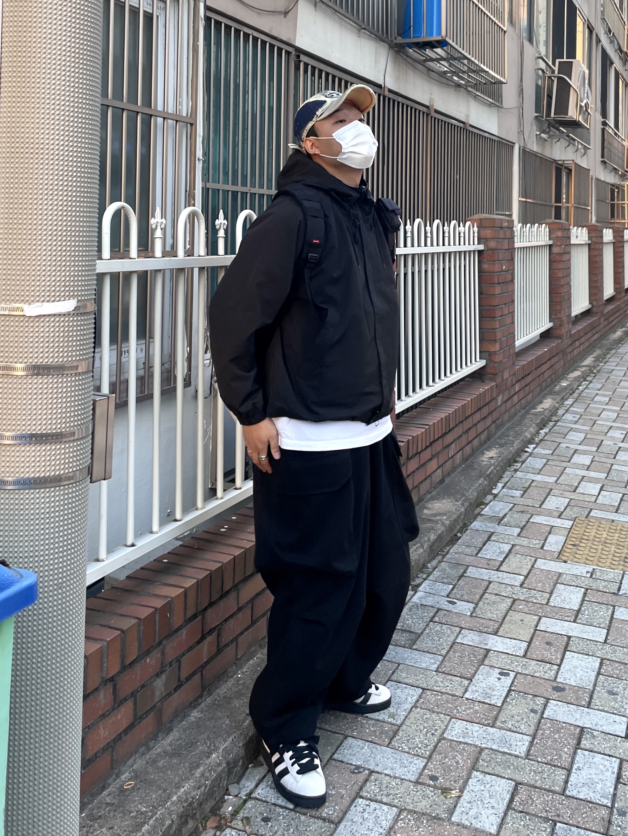 Diesel C-Seymon Treated Denim Baseball Cap Blue White, Adidas Campus 00s Cloud White Core Black 착용 스타일 - 3