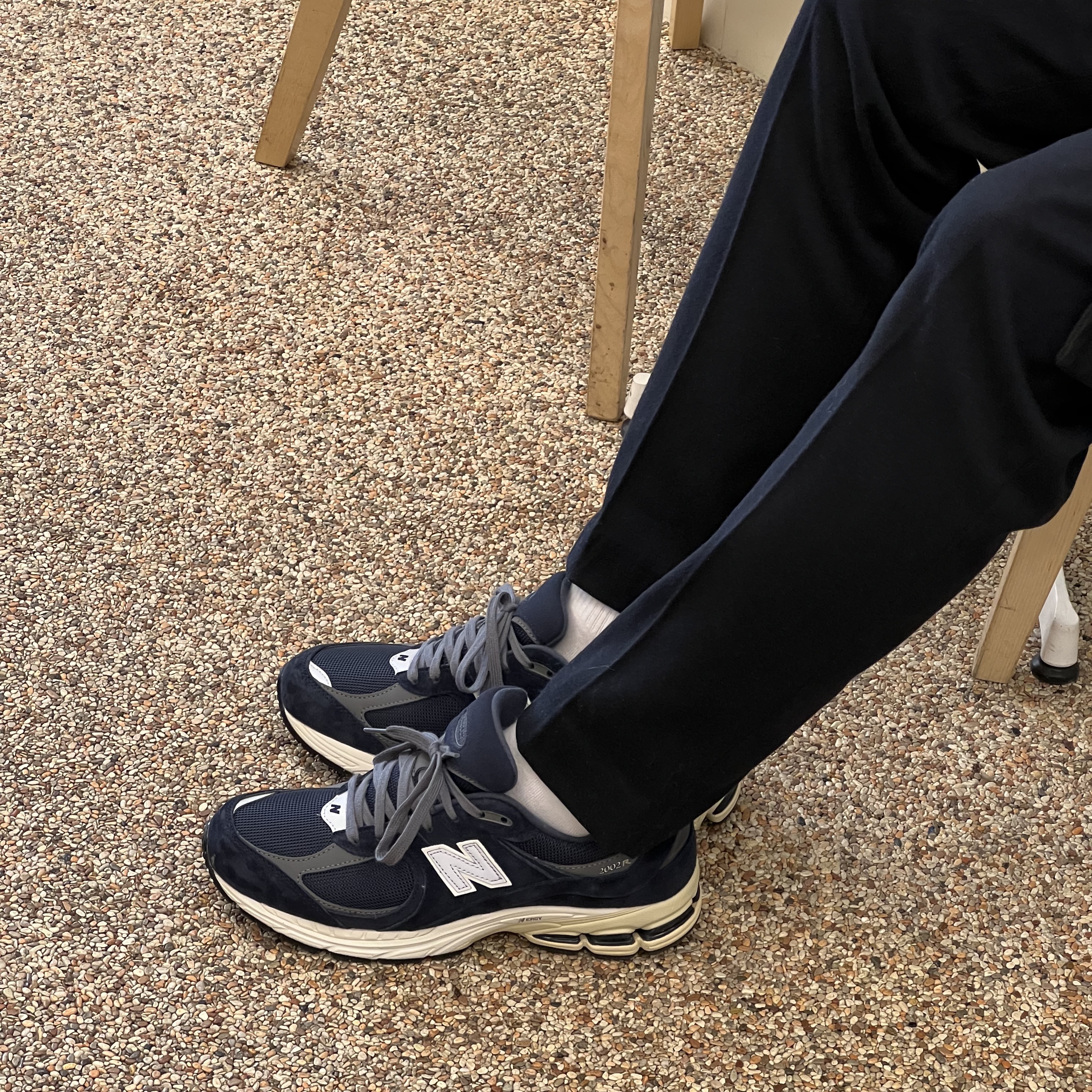 New Balance 2002R Eclipse Castlerock 착용 스타일 - 2