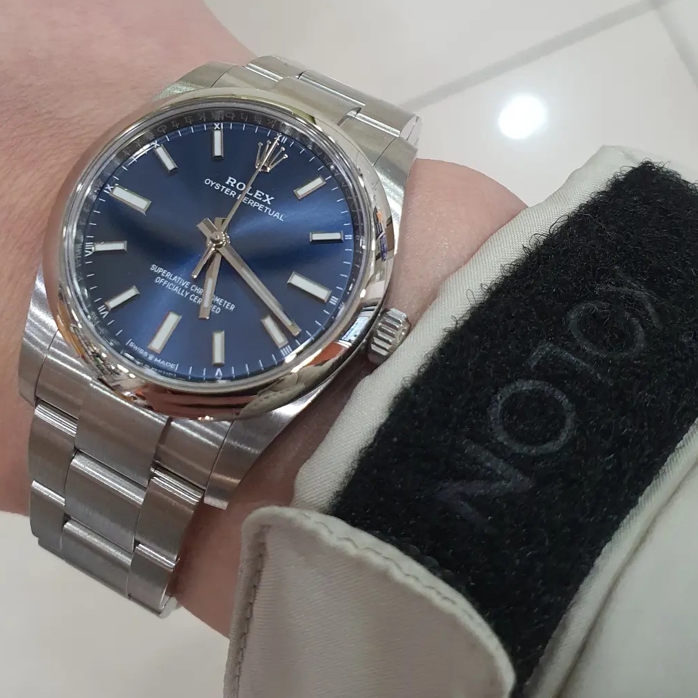 Rolex Oyster Perpetual 34mm 124200 Bright Blue Oyster 착용 스타일 - 4