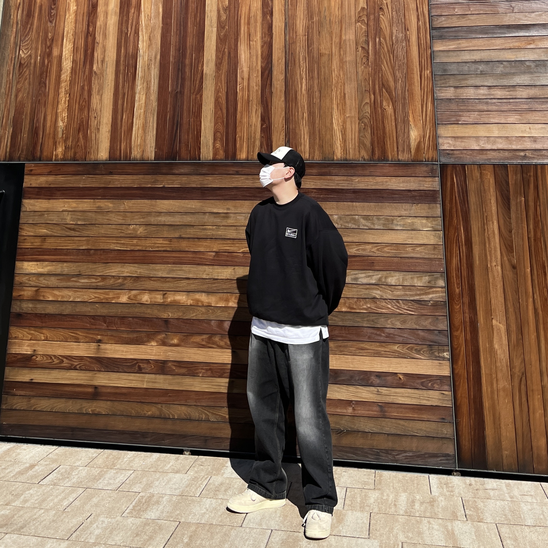 Nike x Stussy NRG Washed Fleece Crewneck Black (DO5310-010), Nike x Stussy Air Force 1 '07 Mid SP Fossil 착용 스타일 - 1