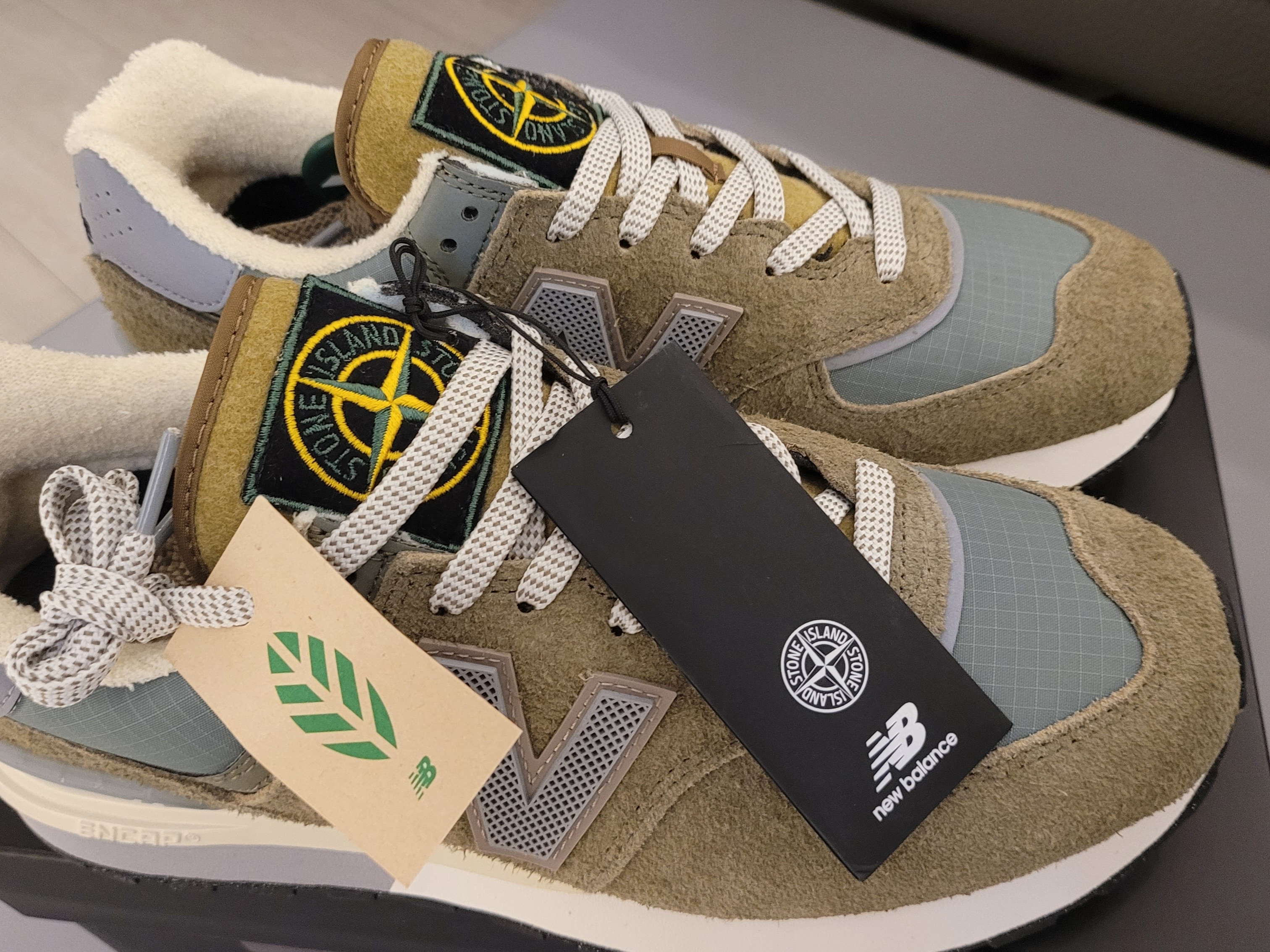 New Balance x Stone Island 574 Legacy Green 착용 스타일 - 1