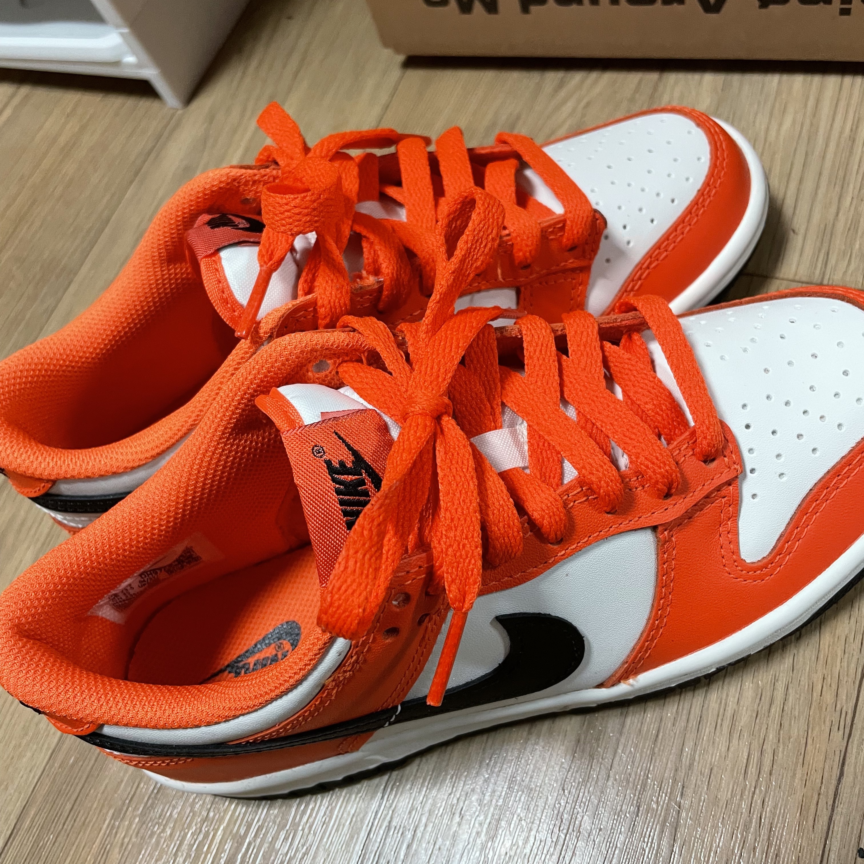 (GS) Nike Dunk Low Safety Orange 착용 스타일 - 2