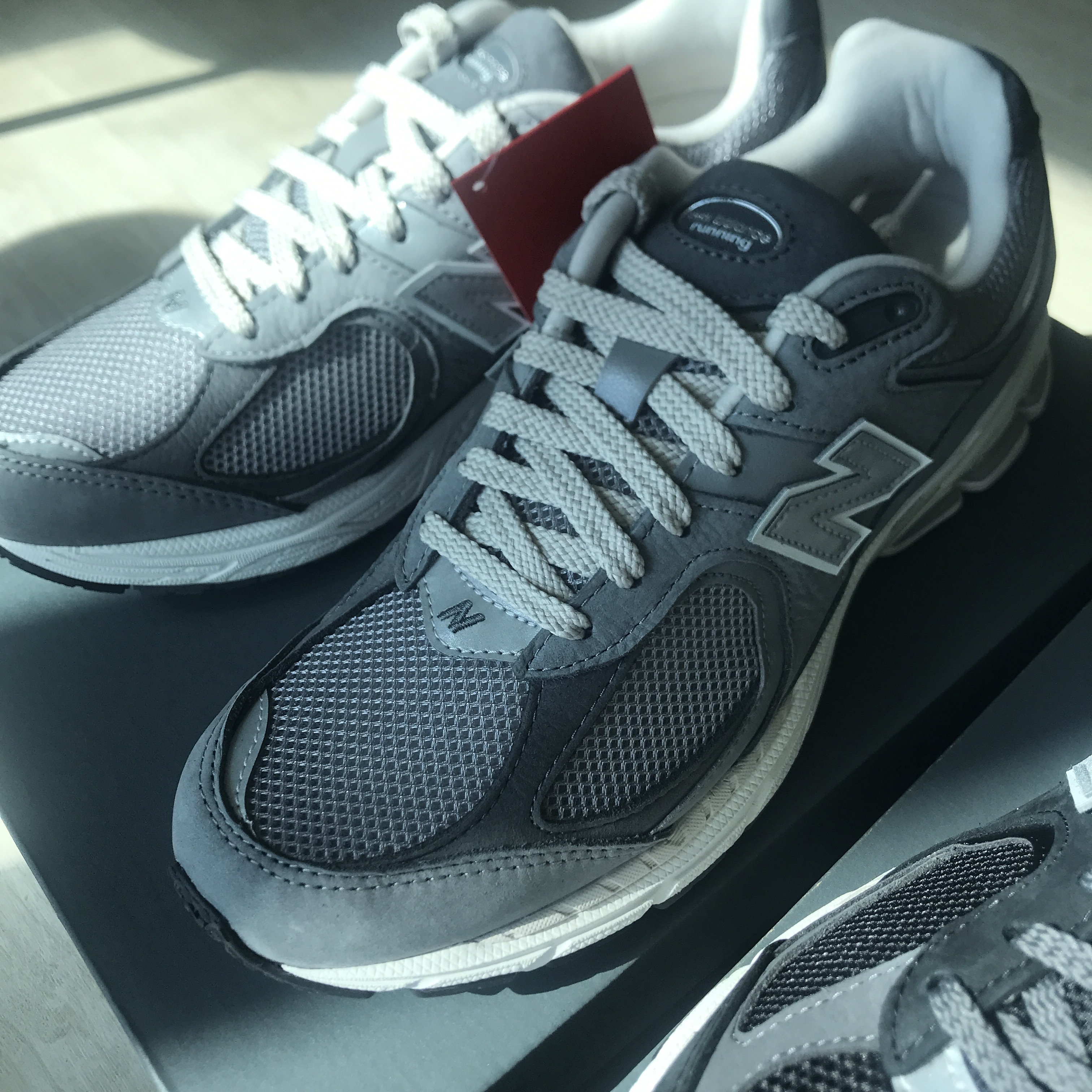 New Balance 2002R Premium Vintage Black, New Balance 2002R Premium Vintage Grey 착용 스타일 - 3