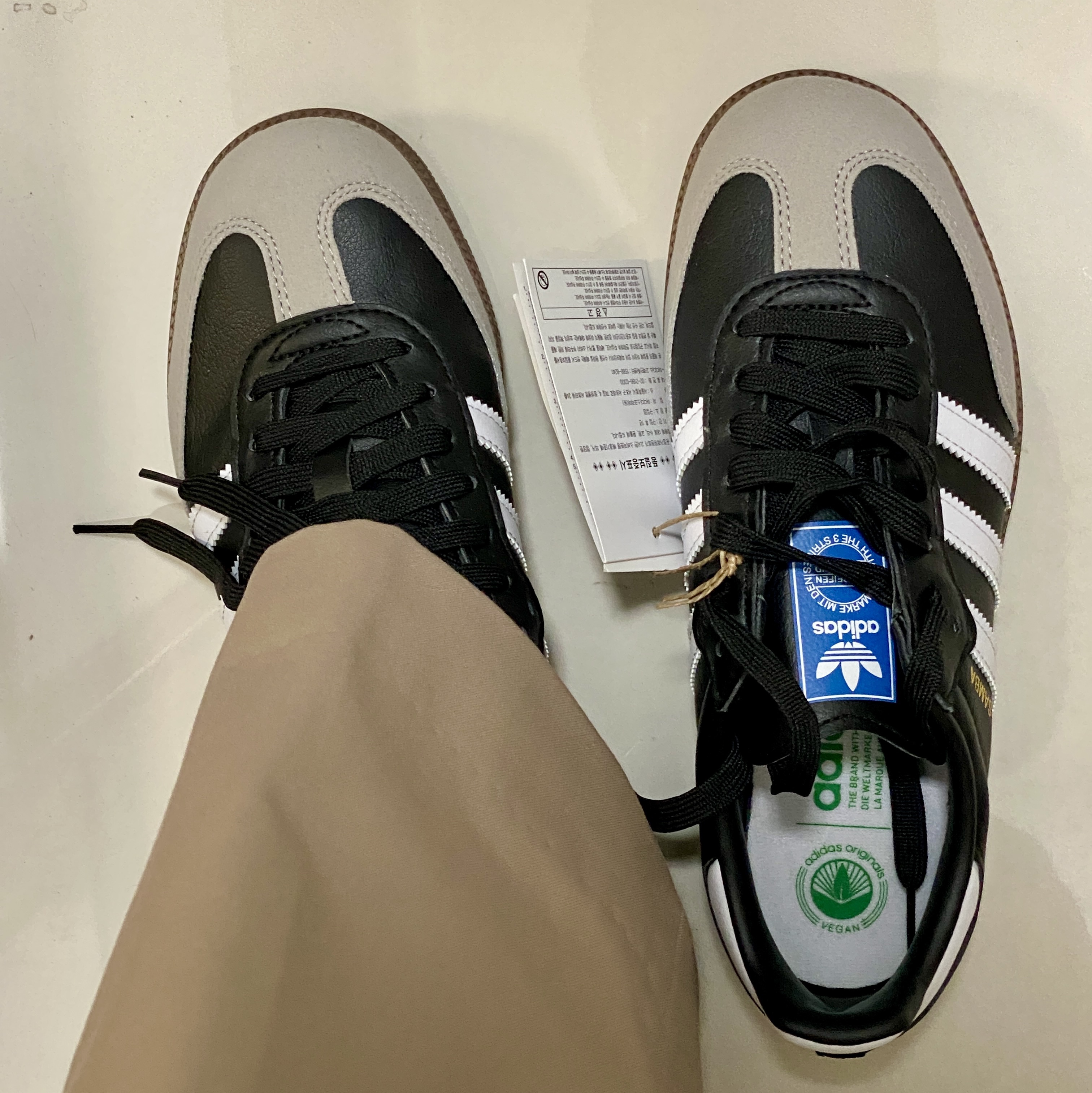 Adidas Samba Vegan Black White 착용 스타일 - 2