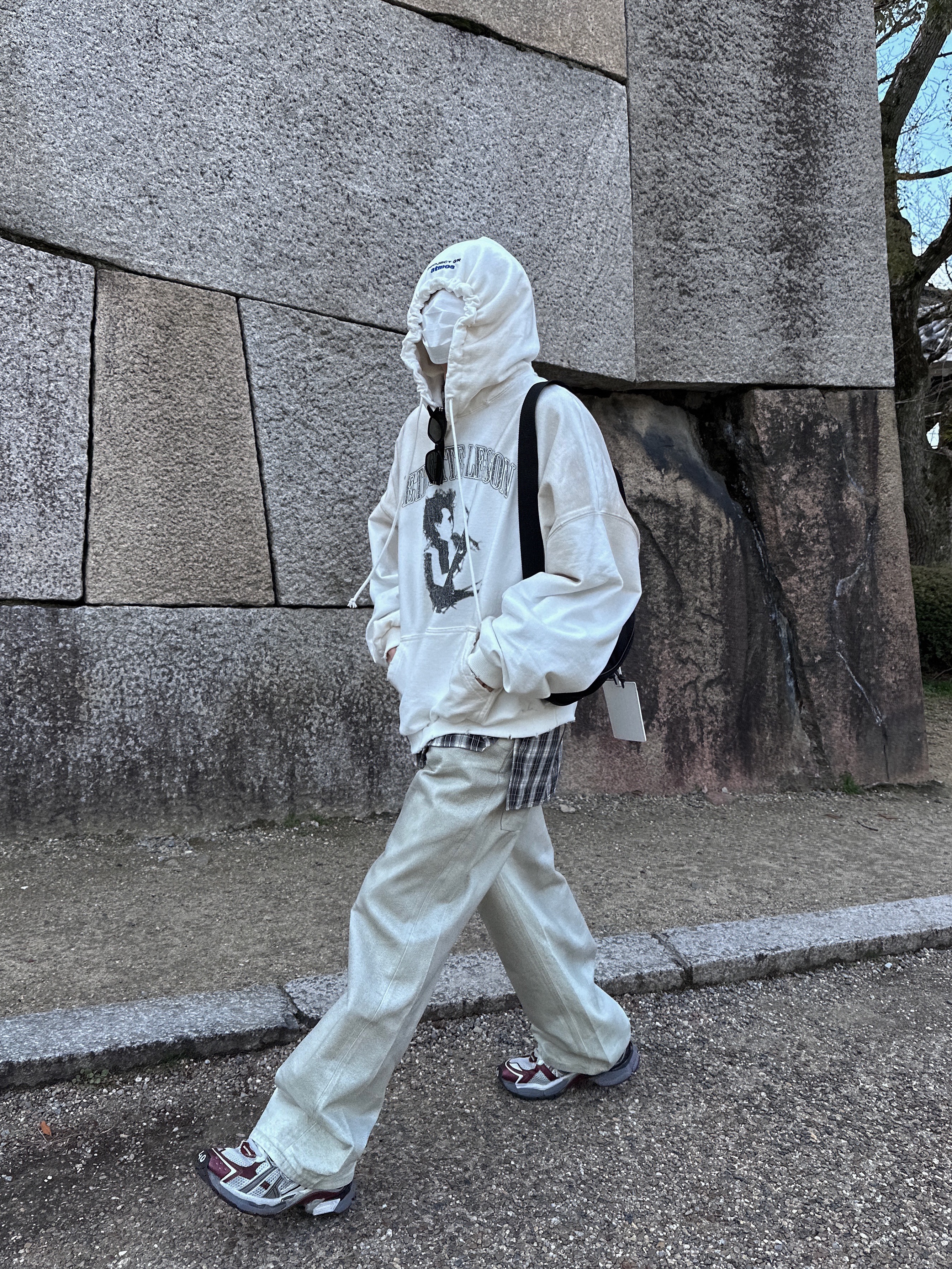 Project G/R x Atmos Etiquette Lesson Vintage Washed Hoodie White, Balenciaga Runner Sneakers Grey Burgundy 착용 스타일 - 1