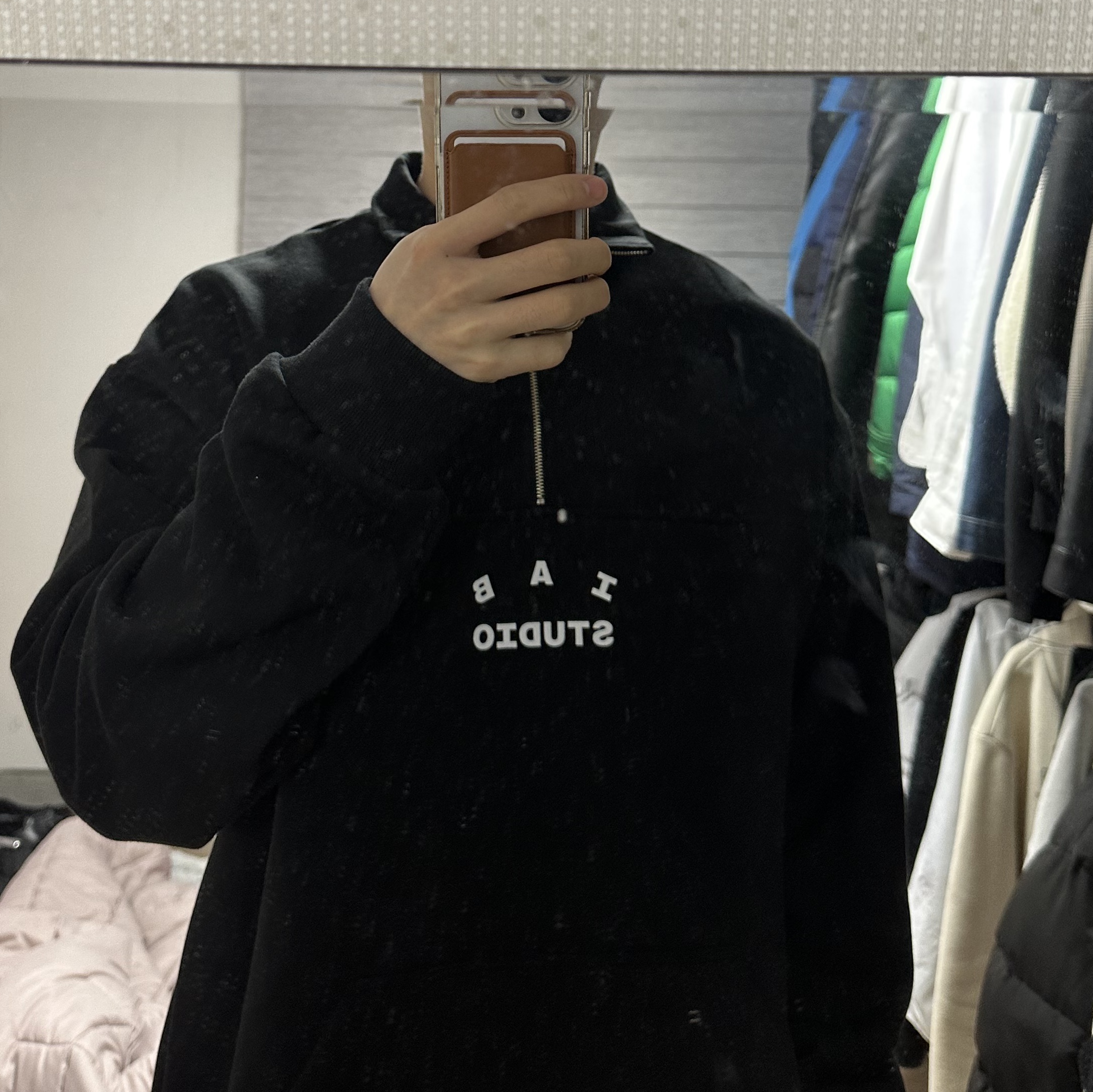 IAB Studio Half Zip-Up Black White 착용 스타일