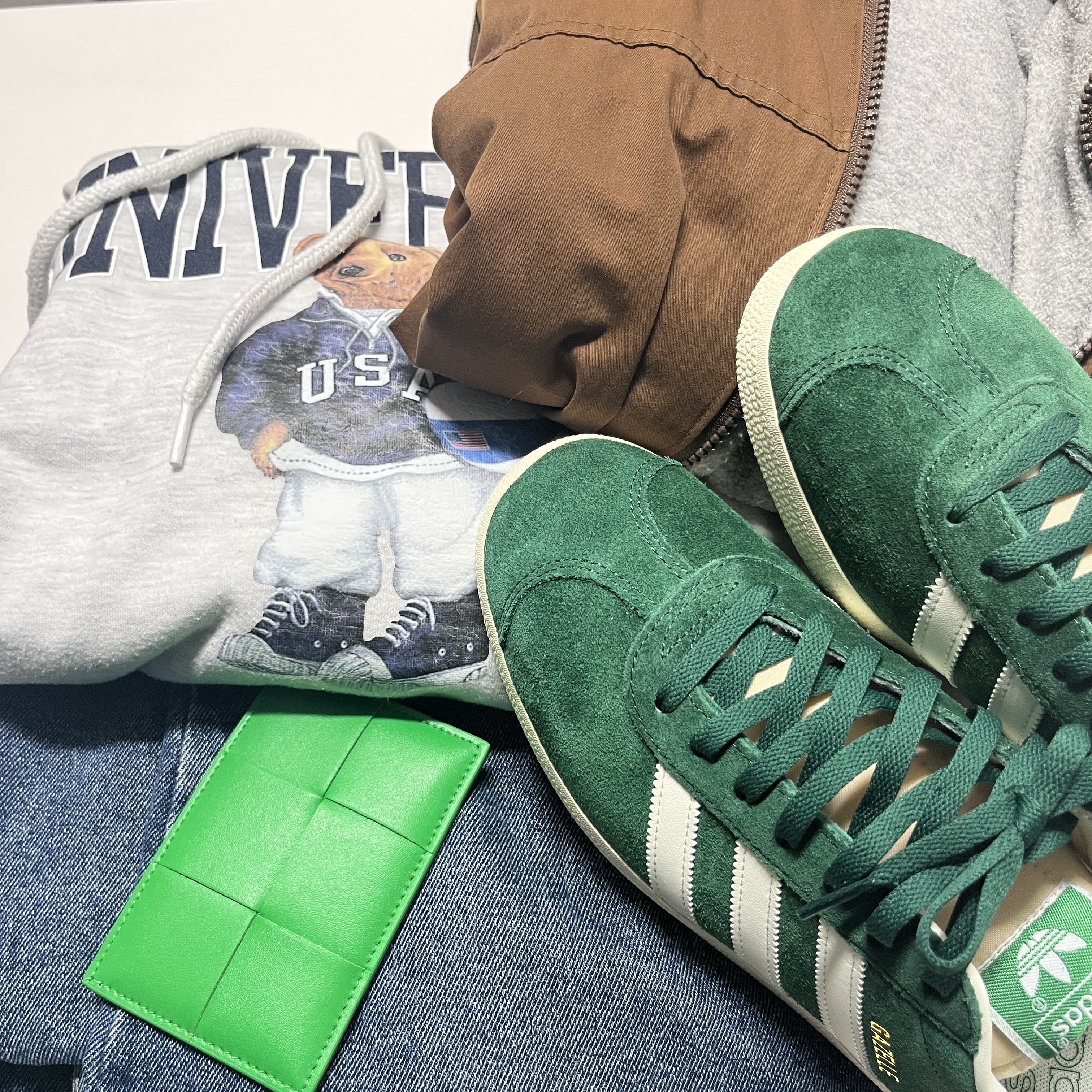 Adidas Gazelle Dark Green Cream White, Bottega Veneta Credit Card Case Calfskin Parakeet 착용 스타일 - 1
