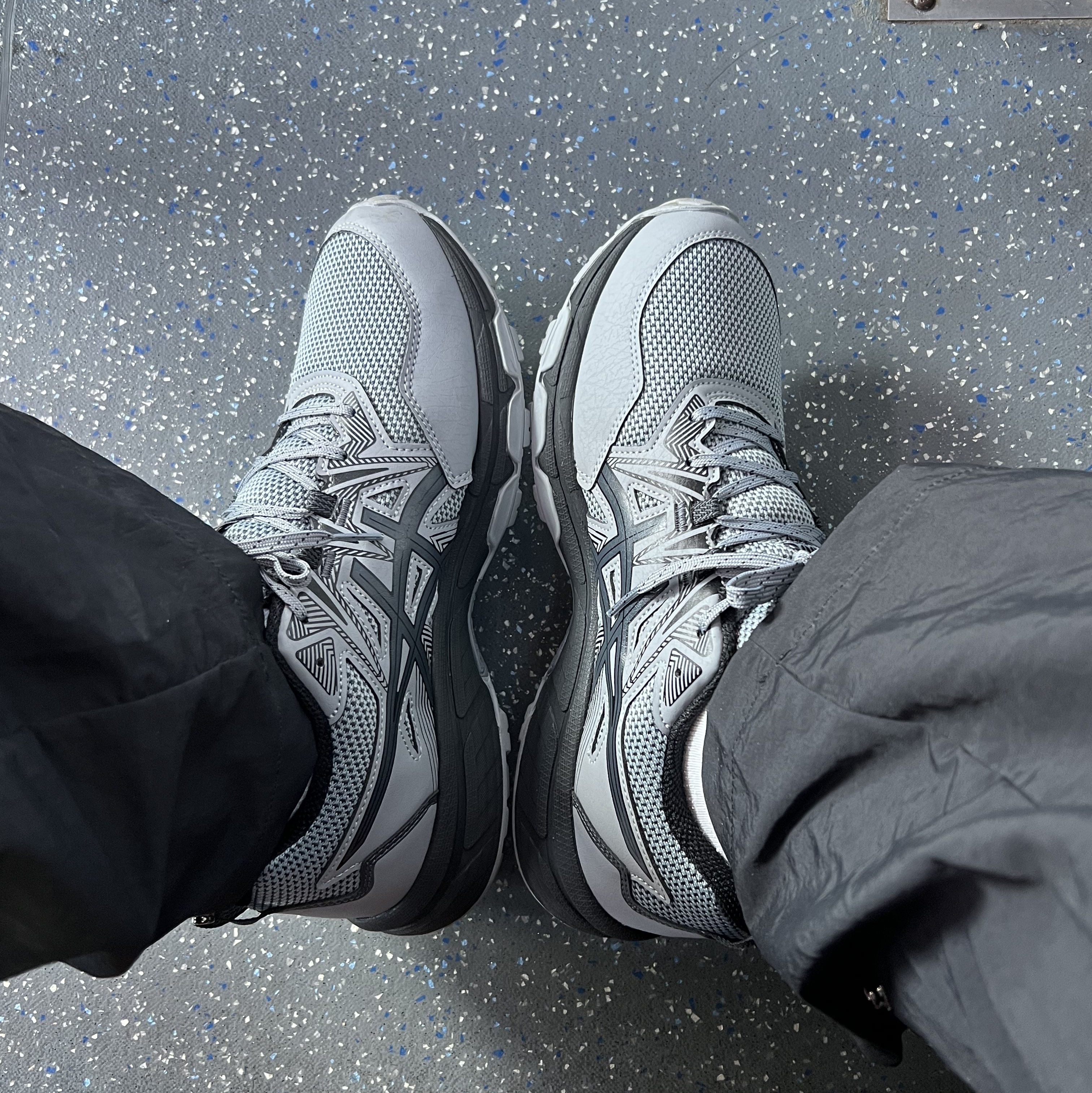 Asics Gel-Venture 8 Sheet Rock Carrier Grey 착용 스타일 - 1