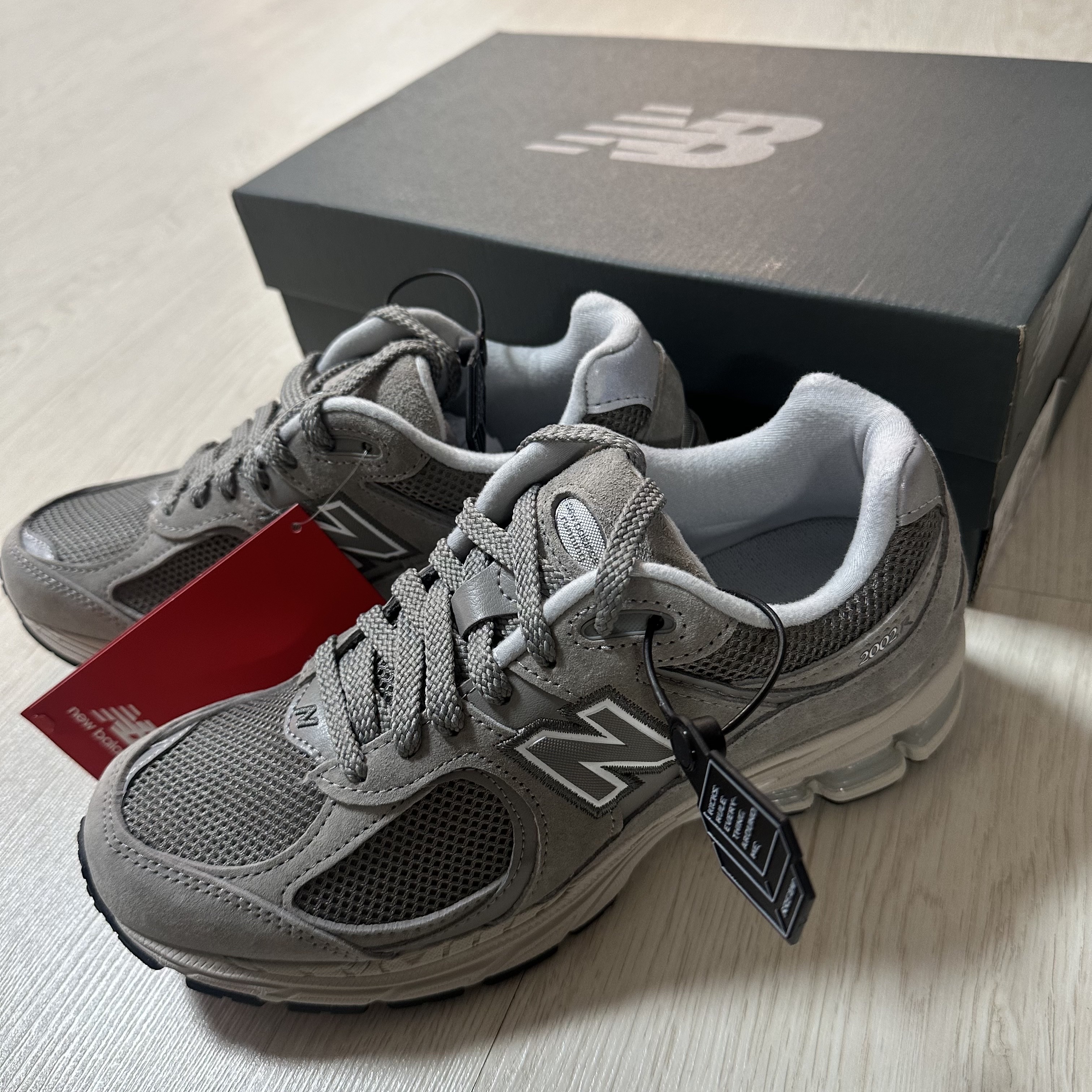 New Balance 2002R Grey 착용 스타일