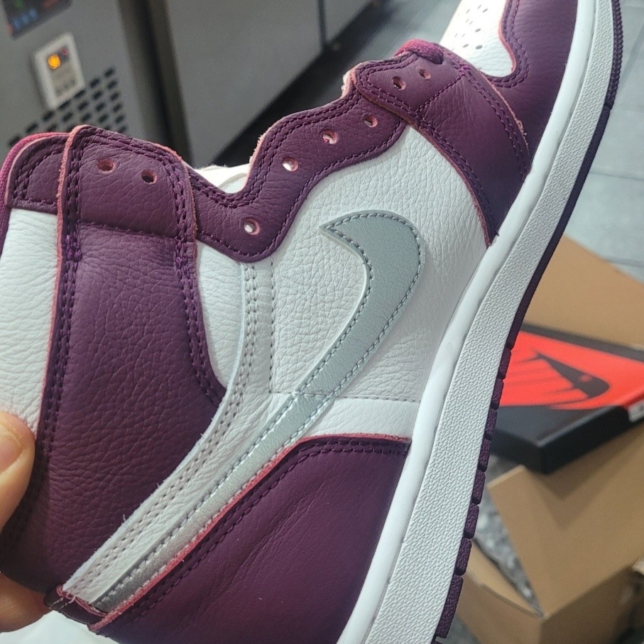 Jordan 1 Retro High OG Bordeaux 착용 스타일 - 2