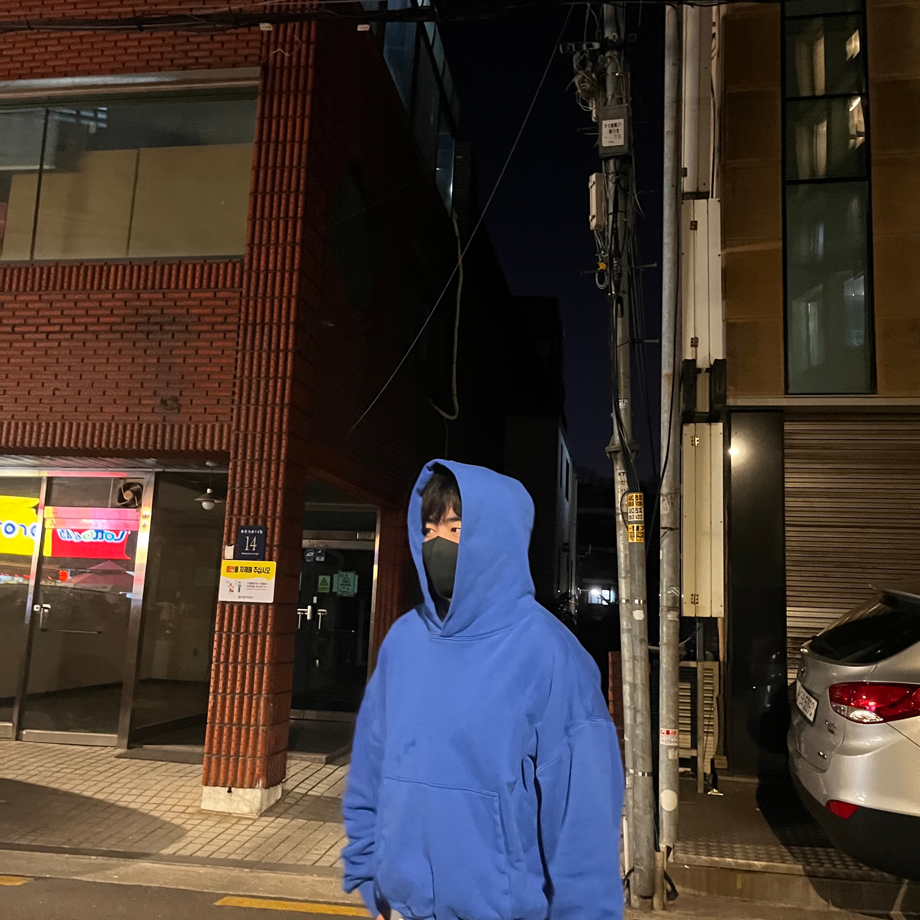 Yeezy Gap Hoodie Blue 착용 스타일 - 2