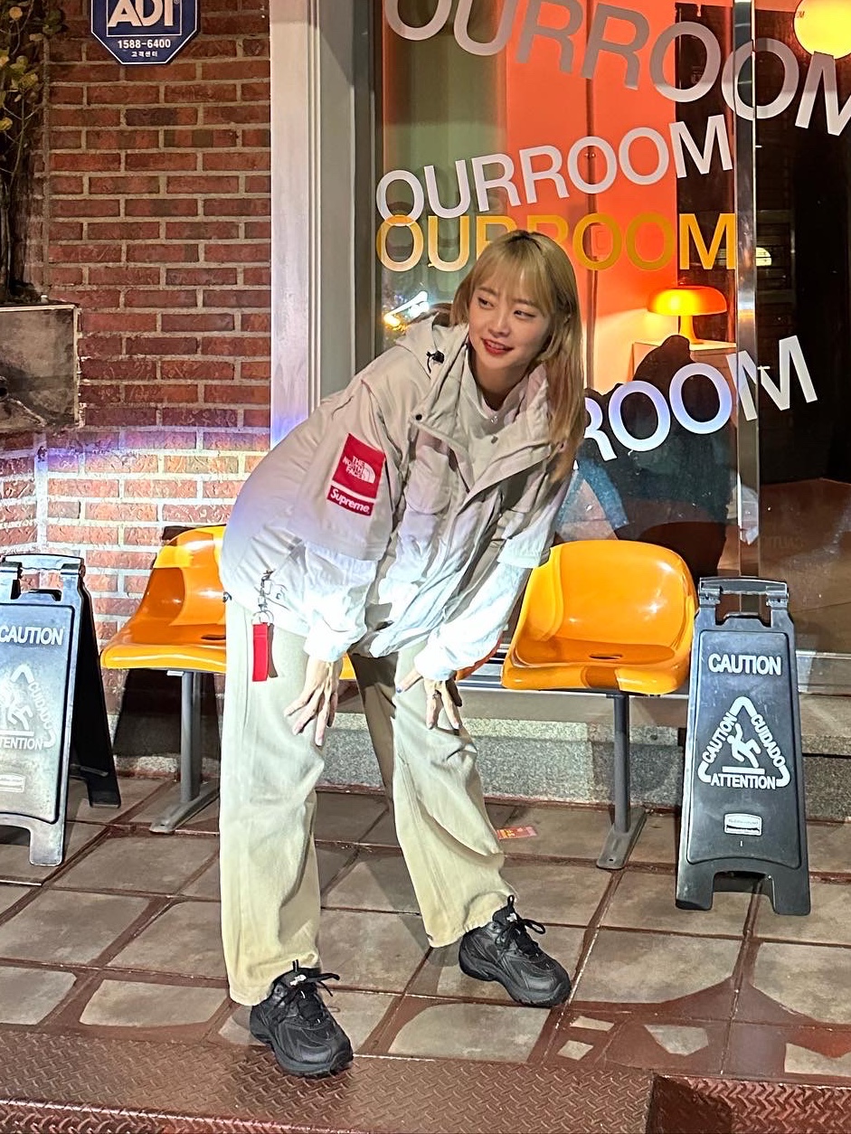Supreme x The North Face Trekking Convertible Jacket Stone - 22SS, Supreme Webbing Keychain Red - 20FW 착용 스타일 - 2