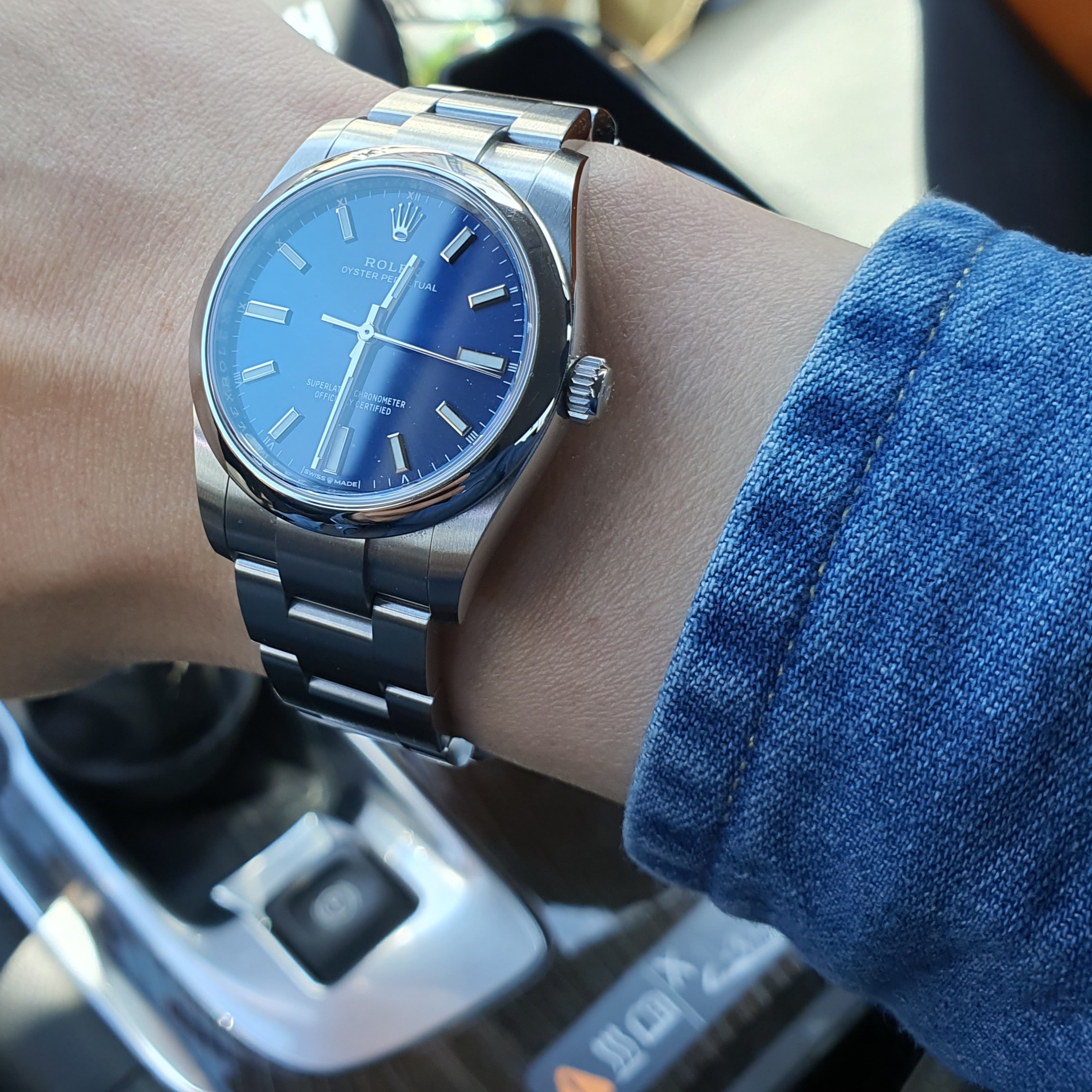 Rolex Oyster Perpetual 34mm 124200 Bright Blue Oyster 착용 스타일 - 3