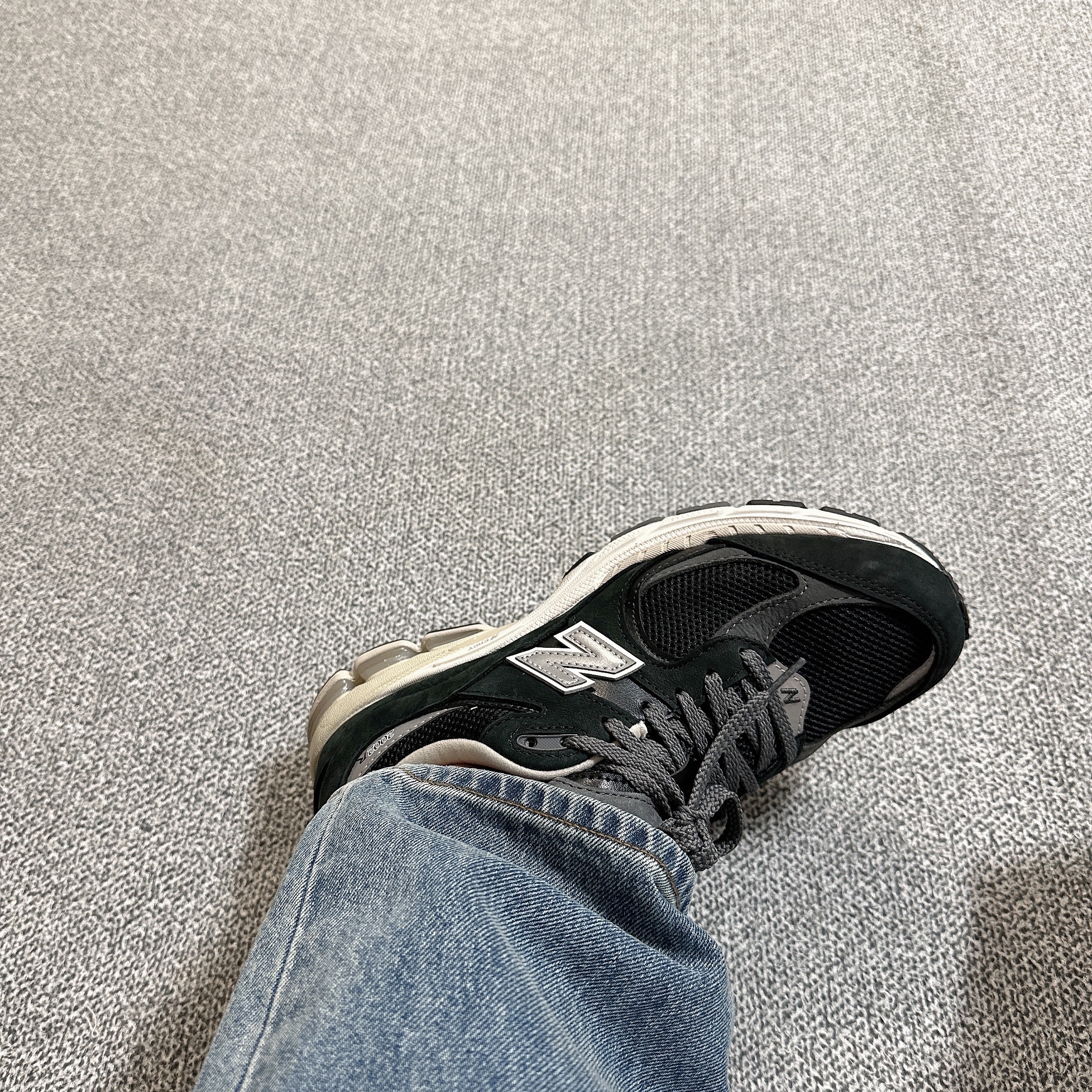 New Balance 2002R Premium Vintage Black 착용 스타일 - 2