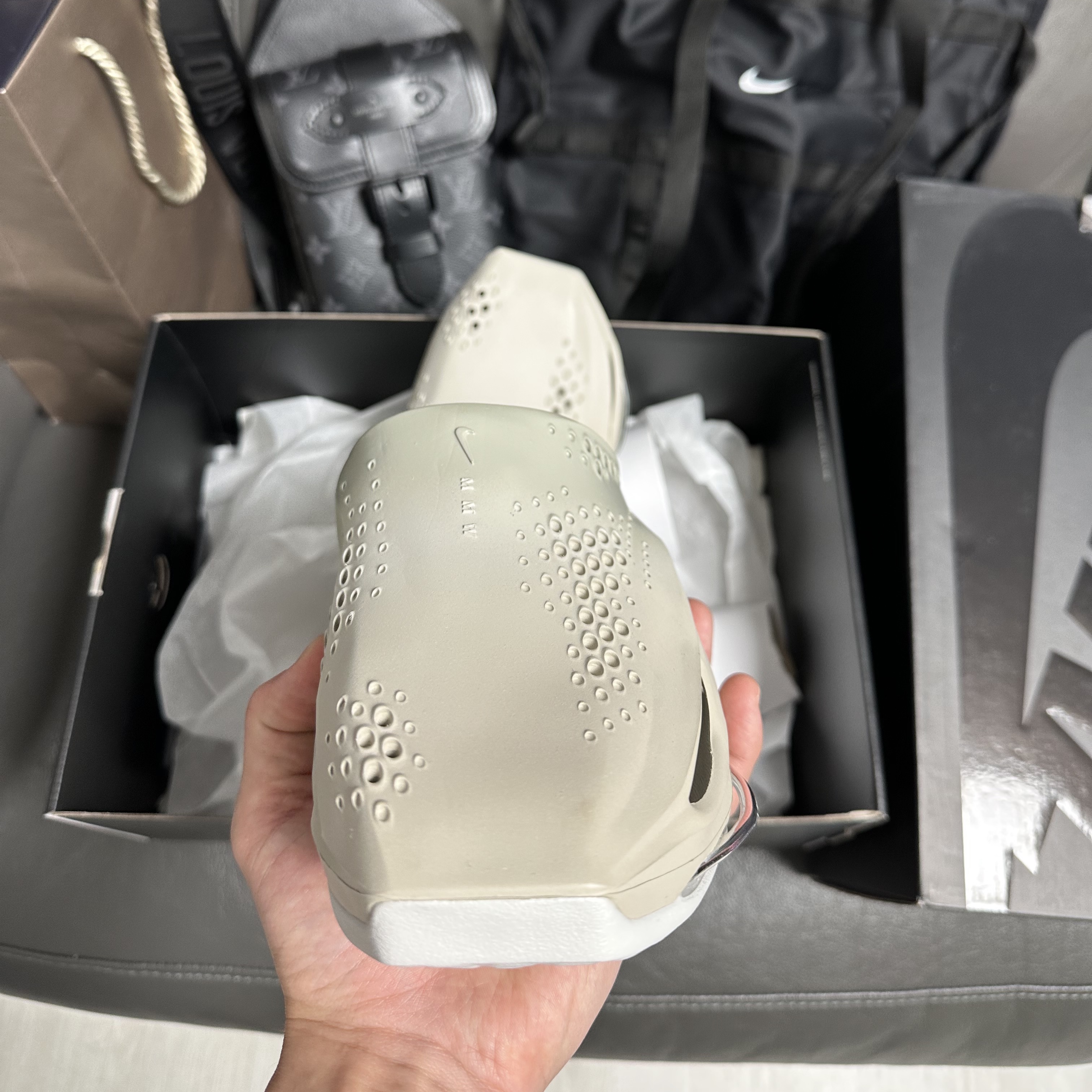 Nike x Matthew M Williams 005 Slide Light Bone and Chrome, Louis Vuitton Saumur Slingbag Monogram Eclipse 착용 스타일 - 3