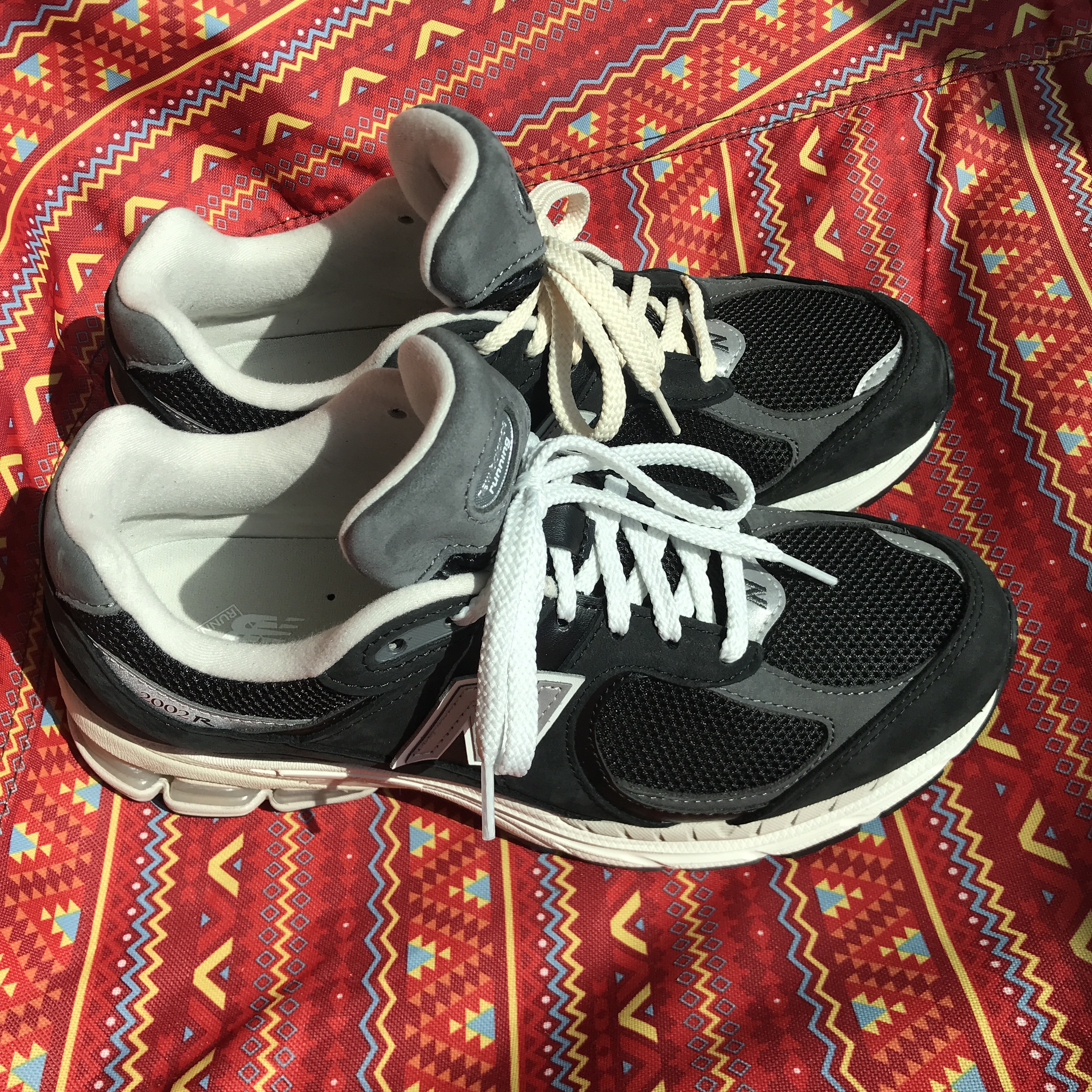 New Balance 2002R Premium Vintage Black 착용 스타일 - 2