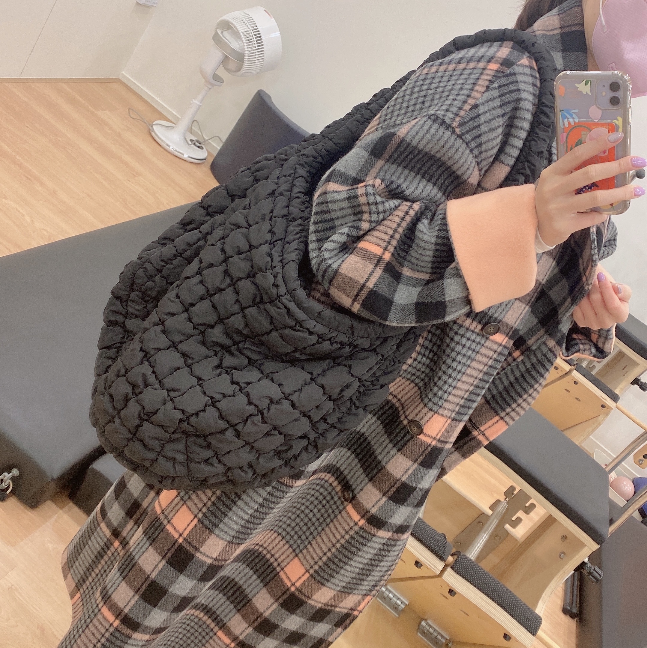 COS Quilted Oversized Shoulder Bag Black 착용 스타일