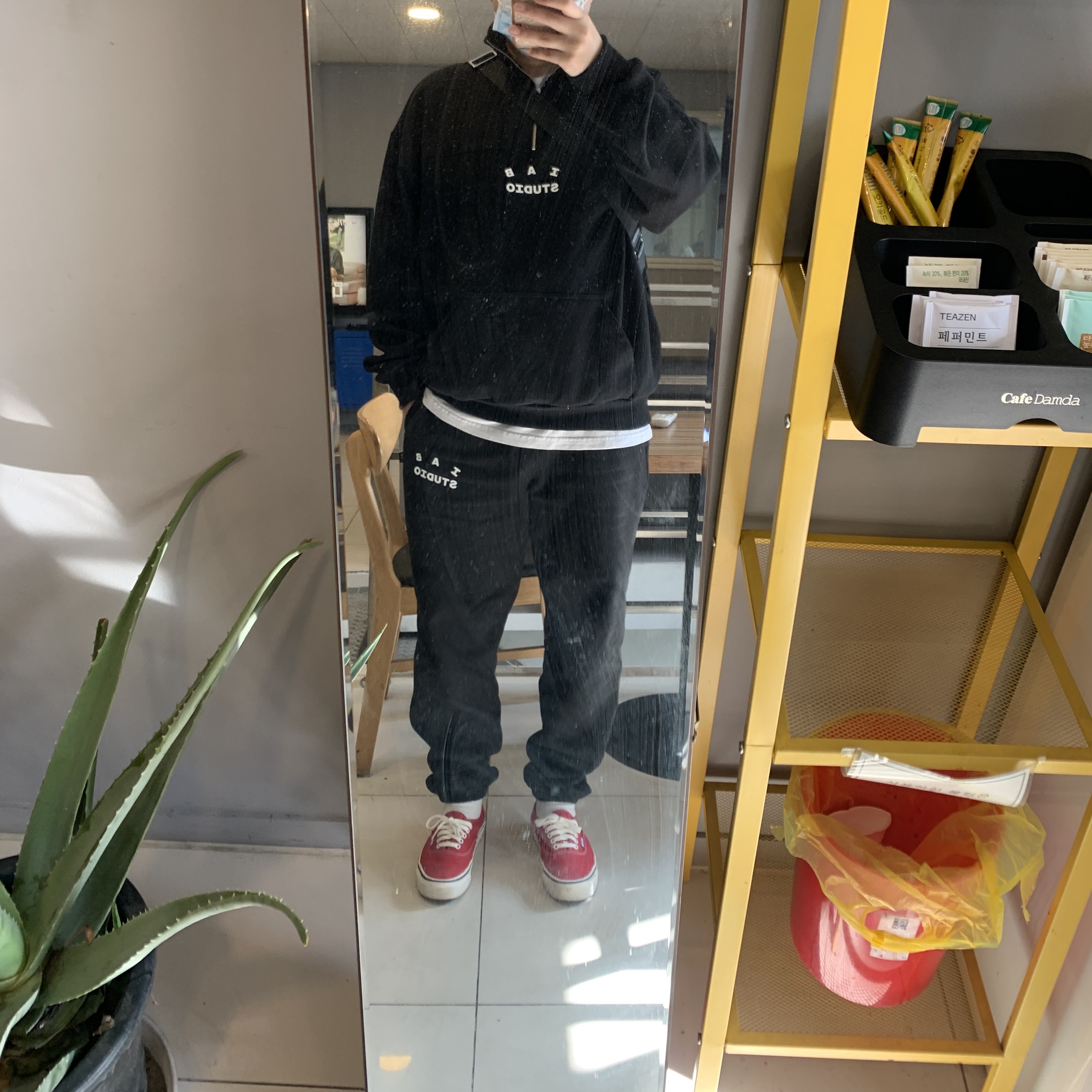 IAB Studio Sweatpants Black White - 23SS, IAB Studio Half Zip-Up Black White 착용 스타일