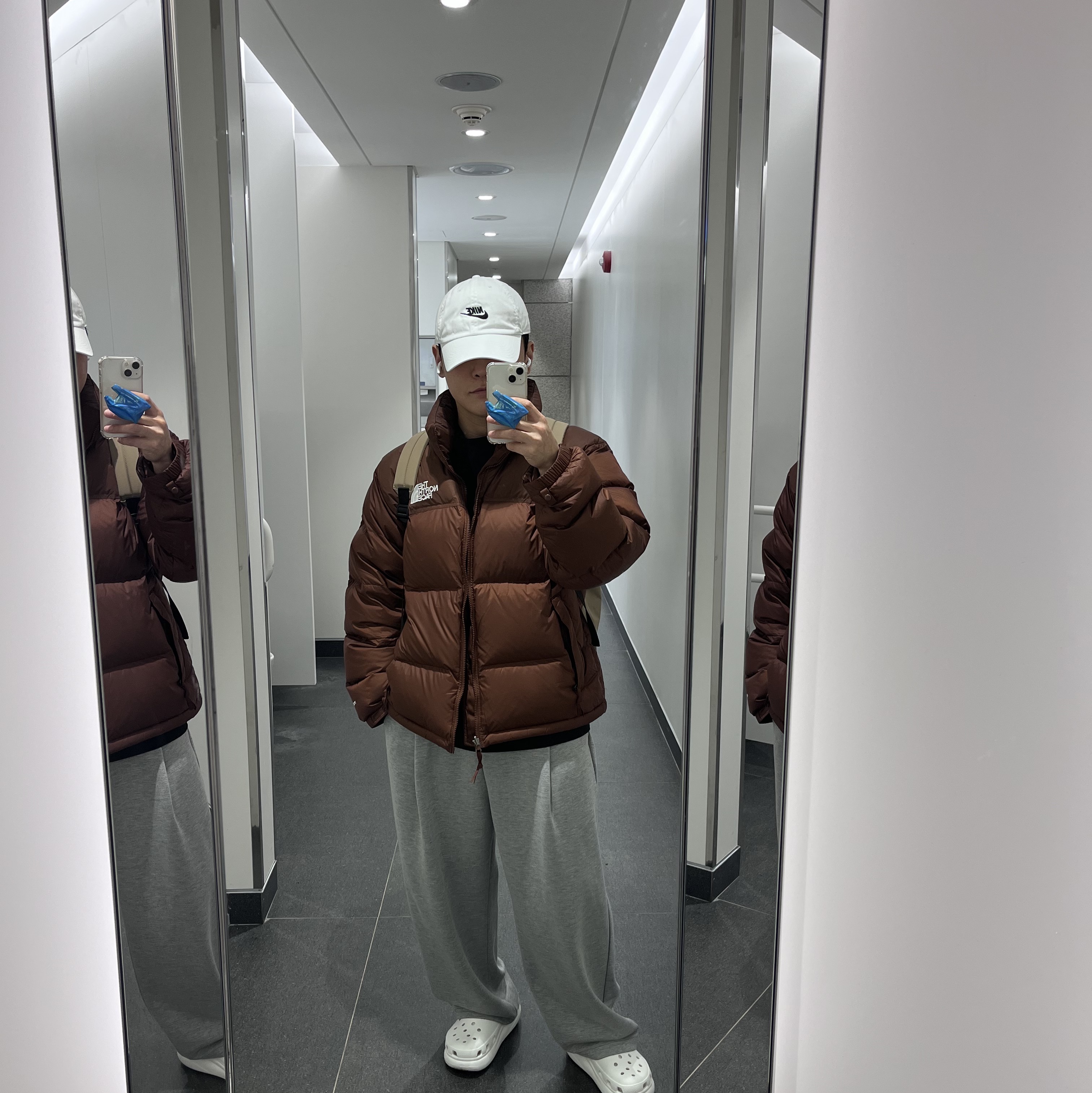The North Face 1996 Retro Nuptse Jacket Dark Oak 착용 스타일