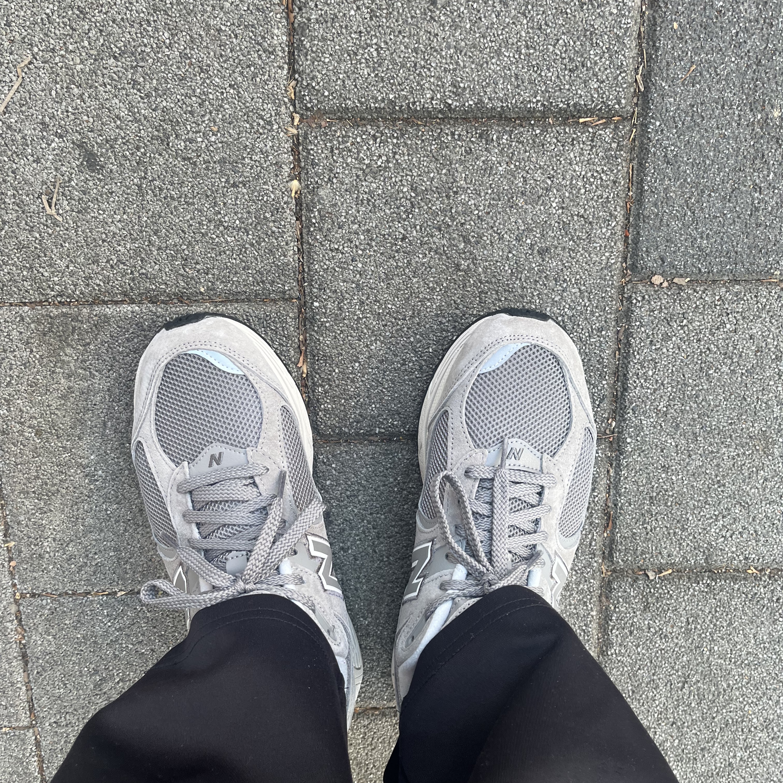 New Balance 2002R Grey 착용 스타일 - 1