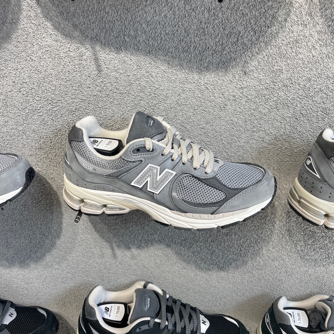 New Balance 2002R Premium Vintage Grey 착용 스타일 - 1