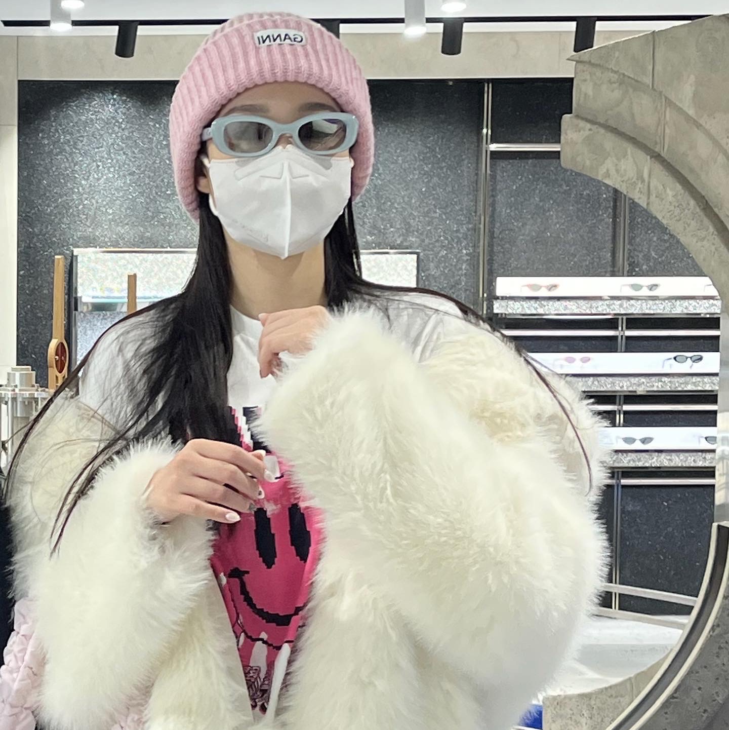 Ganni Wool Beanie Lilac Sachet, (W) Ganni Love Club T-Shirt Bright White Pink 착용 스타일