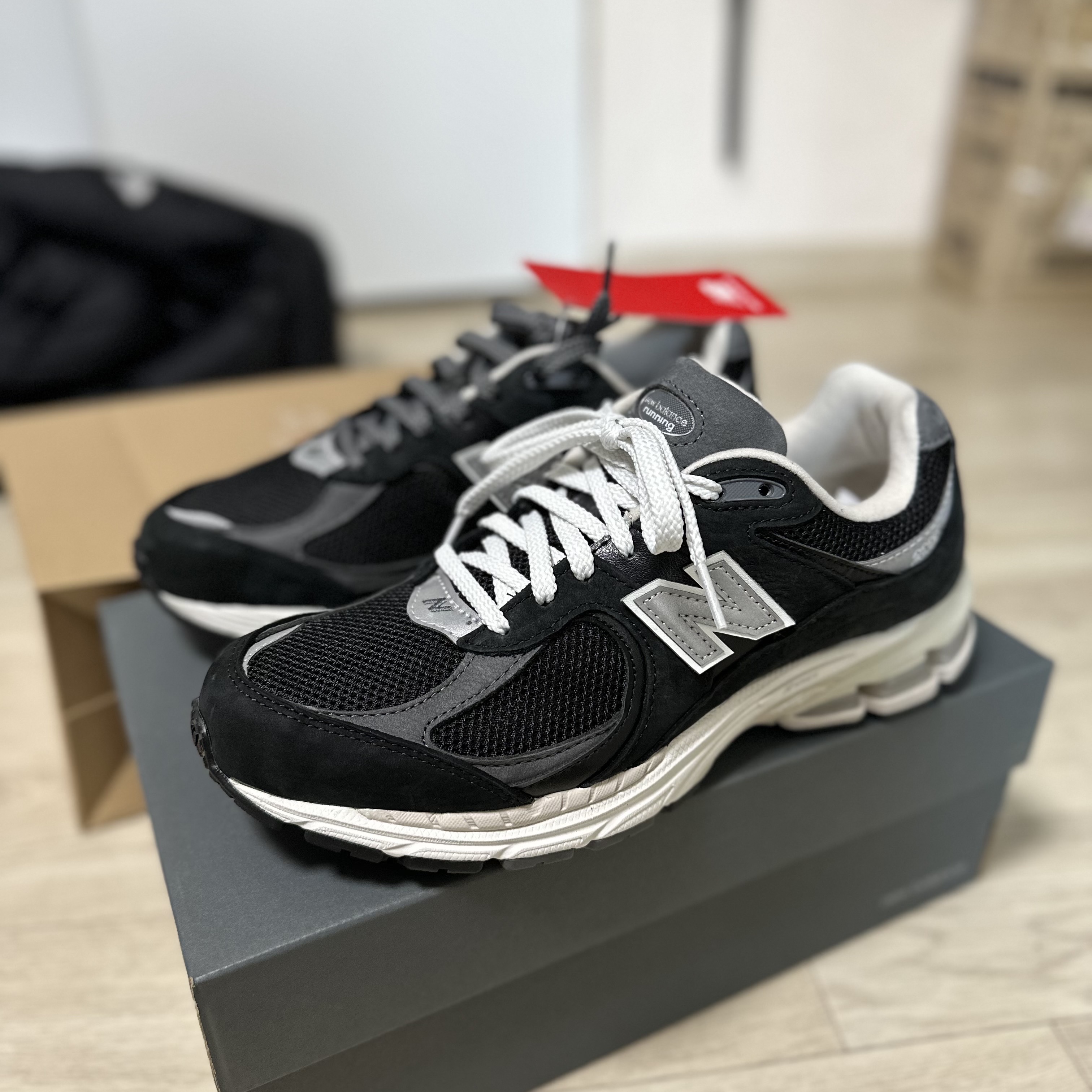 New Balance 2002R Premium Vintage Black 착용 스타일 - 1