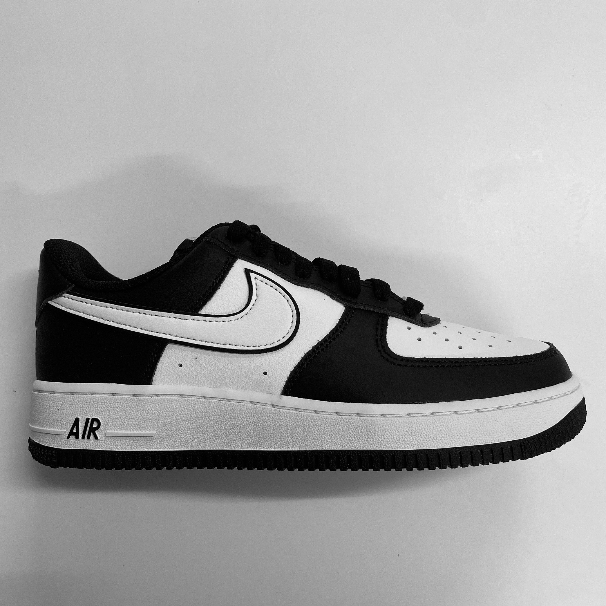 Nike Air Force 1 '07 Black White 착용 스타일 - 3