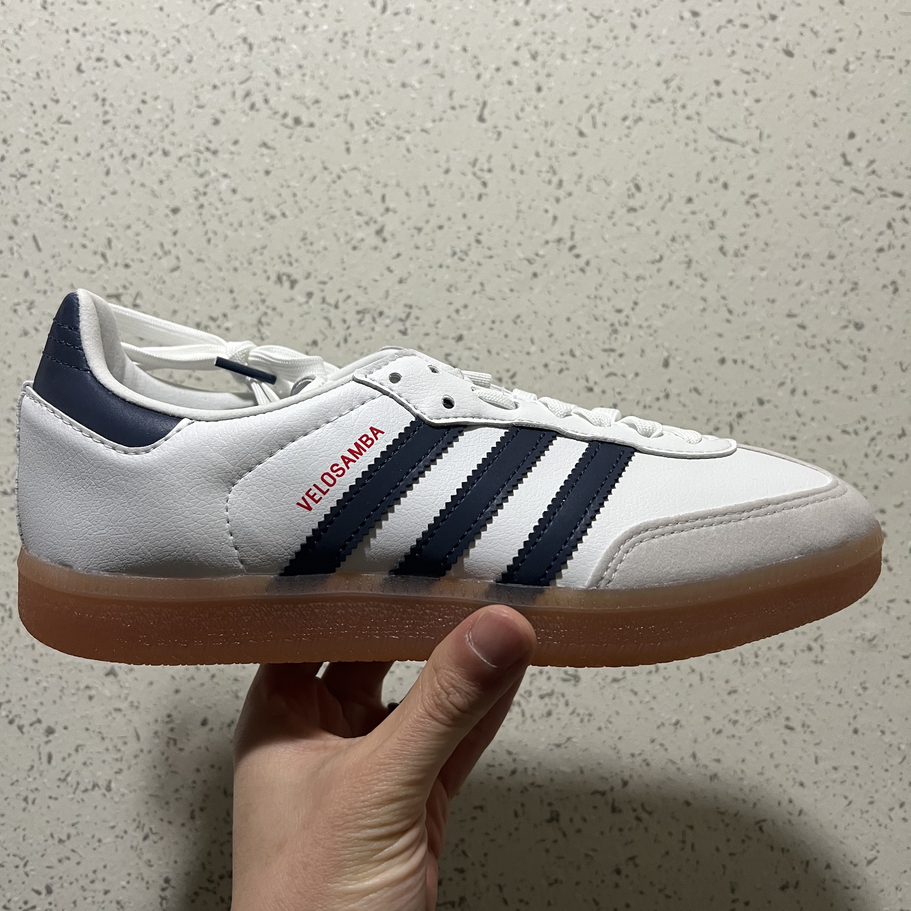 Adidas Velosamba Vegan Cycling Cloud White Team Navy Blue 착용 스타일 - 2