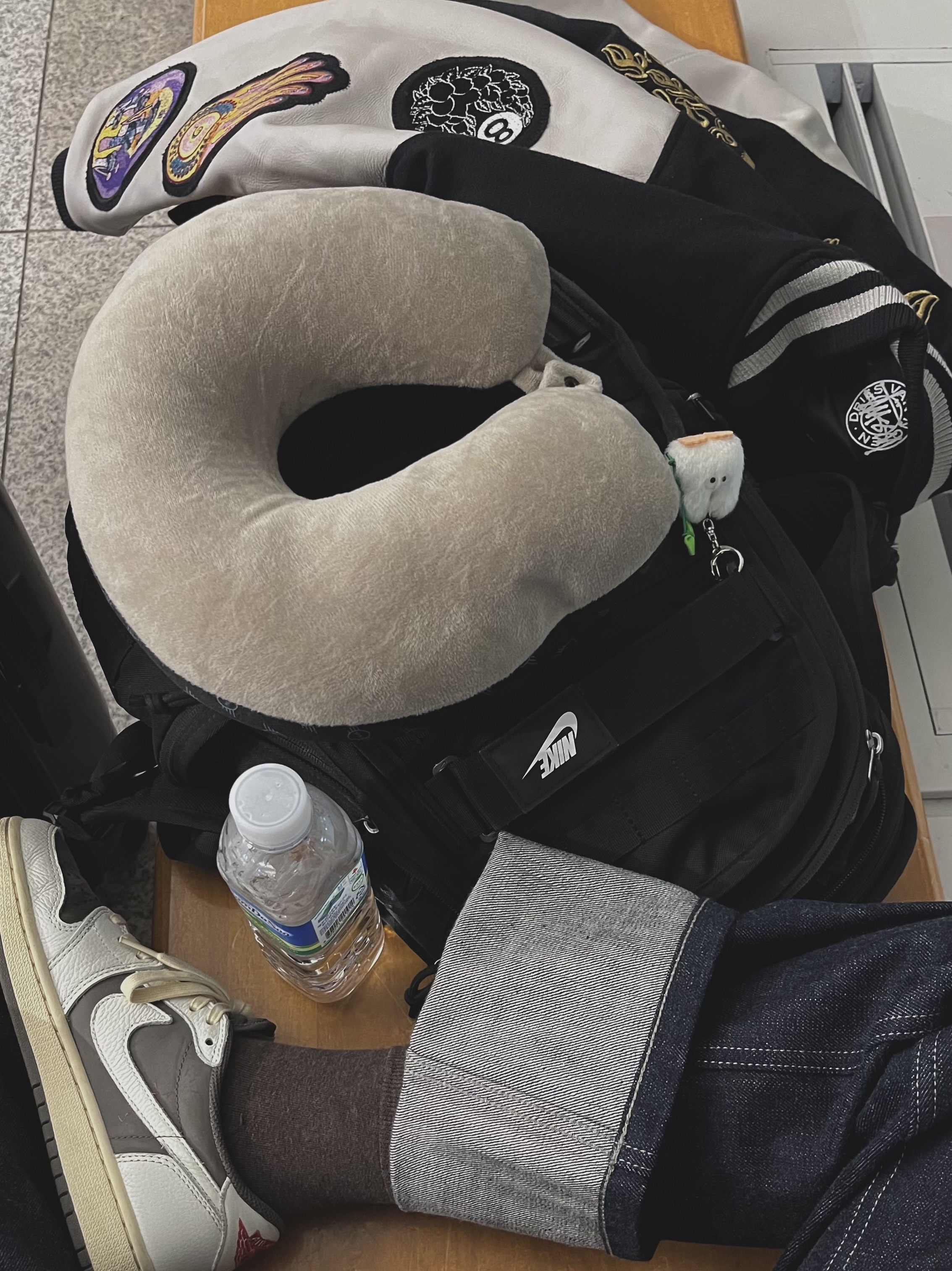 AMI Paris France Sweatshirt Black, Jordan 1 x Travis Scott Retro Low OG SP Sail and Ridgerock 착용 스타일 - 2