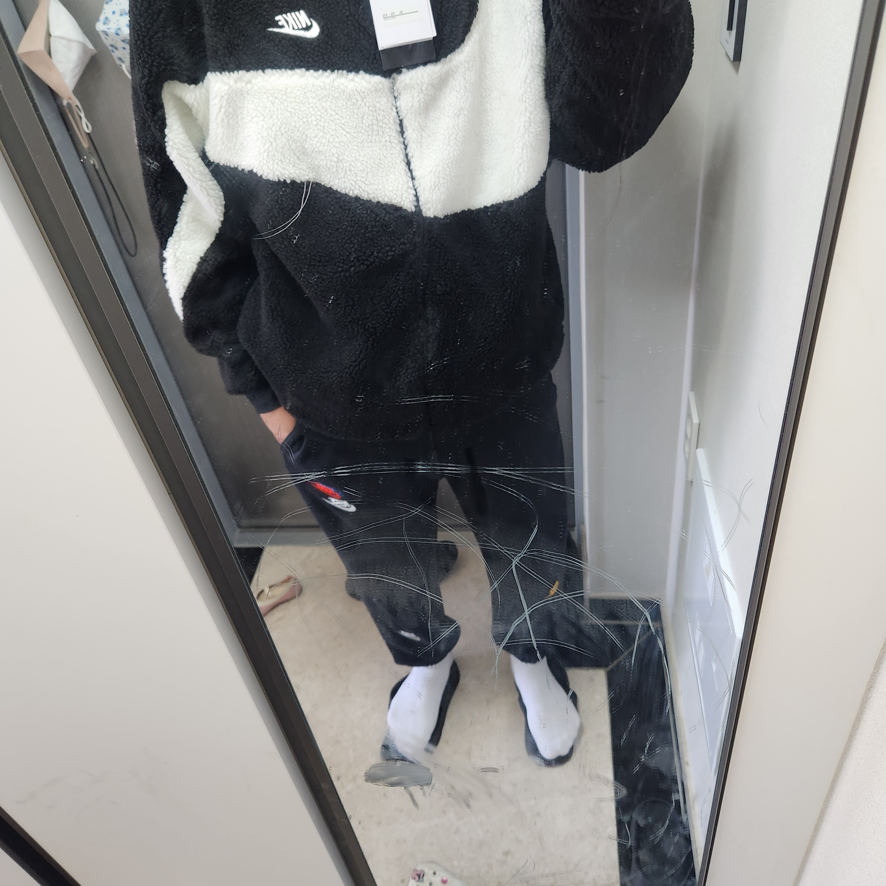 Nike Big Swoosh Full Zip Jacket Black Sail 착용 스타일