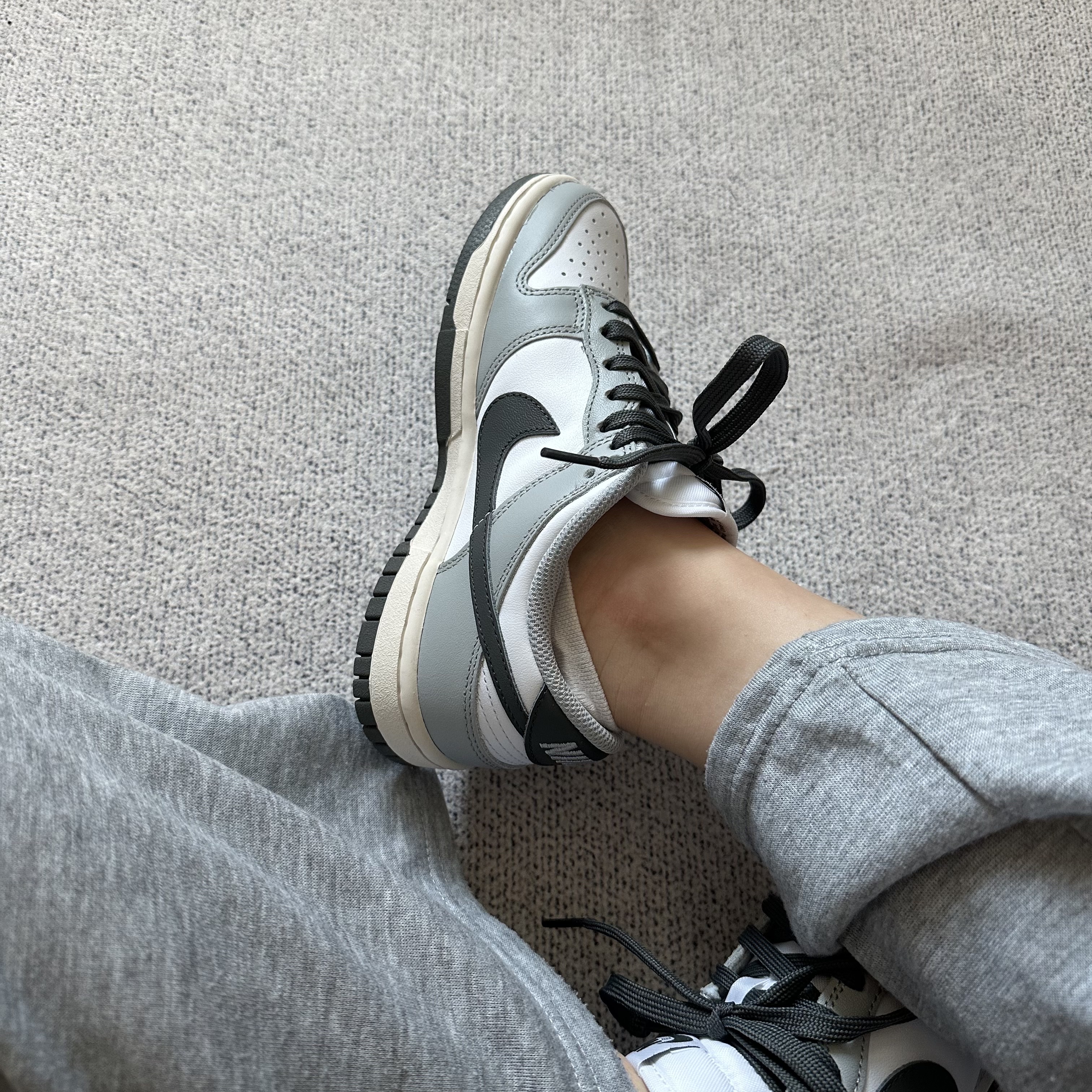 (W) Nike Dunk Low Light Smoke Grey 착용 스타일 - 2
