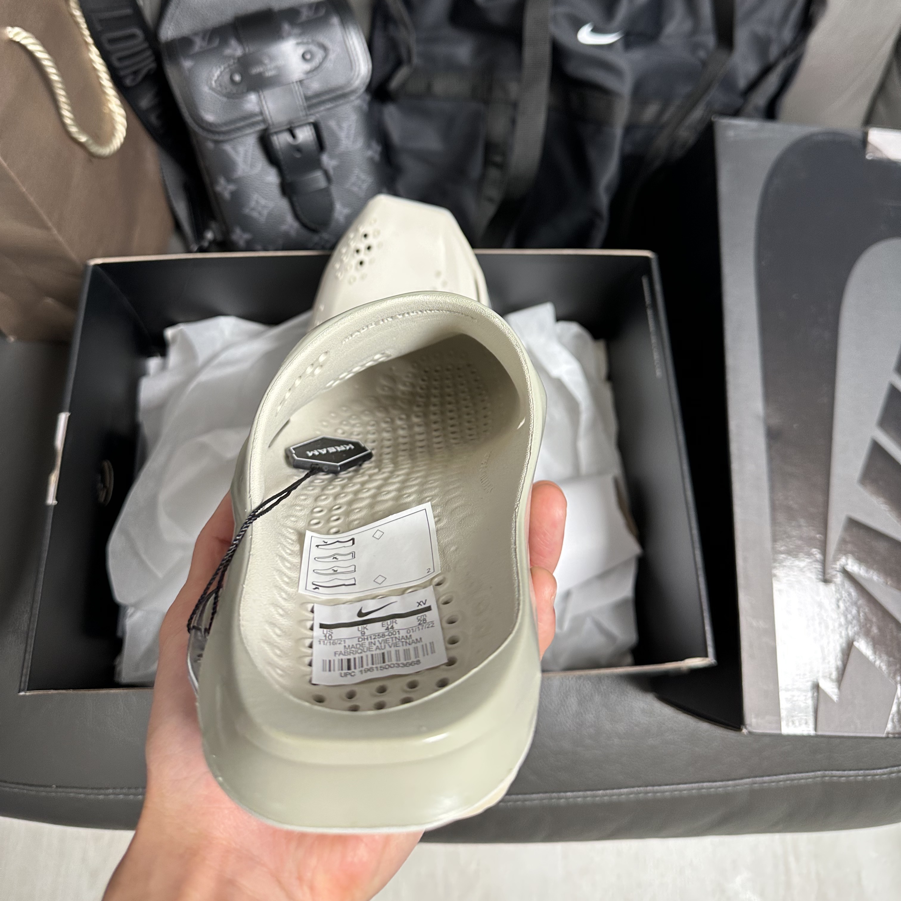 Nike x Matthew M Williams 005 Slide Light Bone and Chrome, Louis Vuitton Saumur Slingbag Monogram Eclipse 착용 스타일 - 2