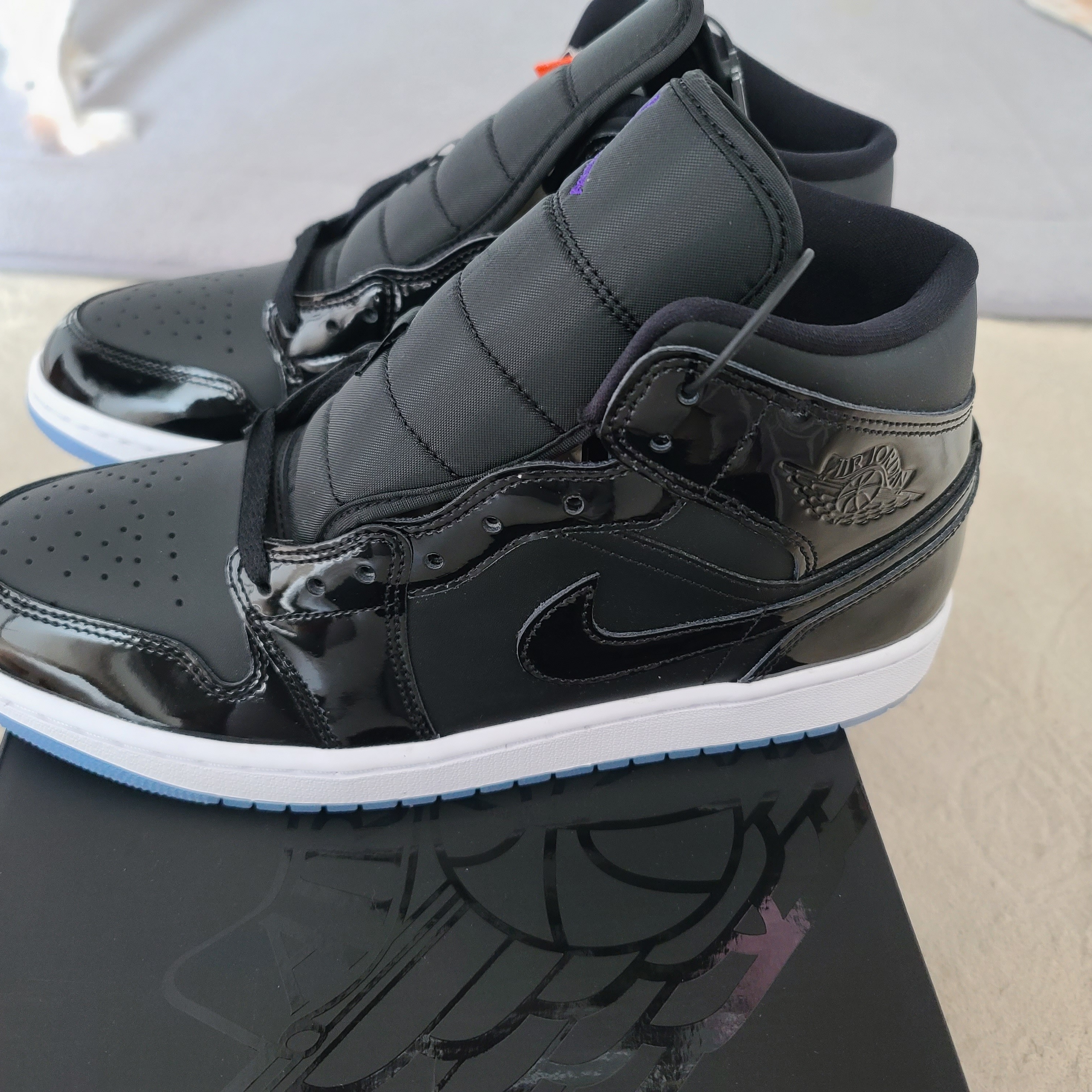 Jordan 1 Mid SE Black Dark Concord 착용 스타일 - 2