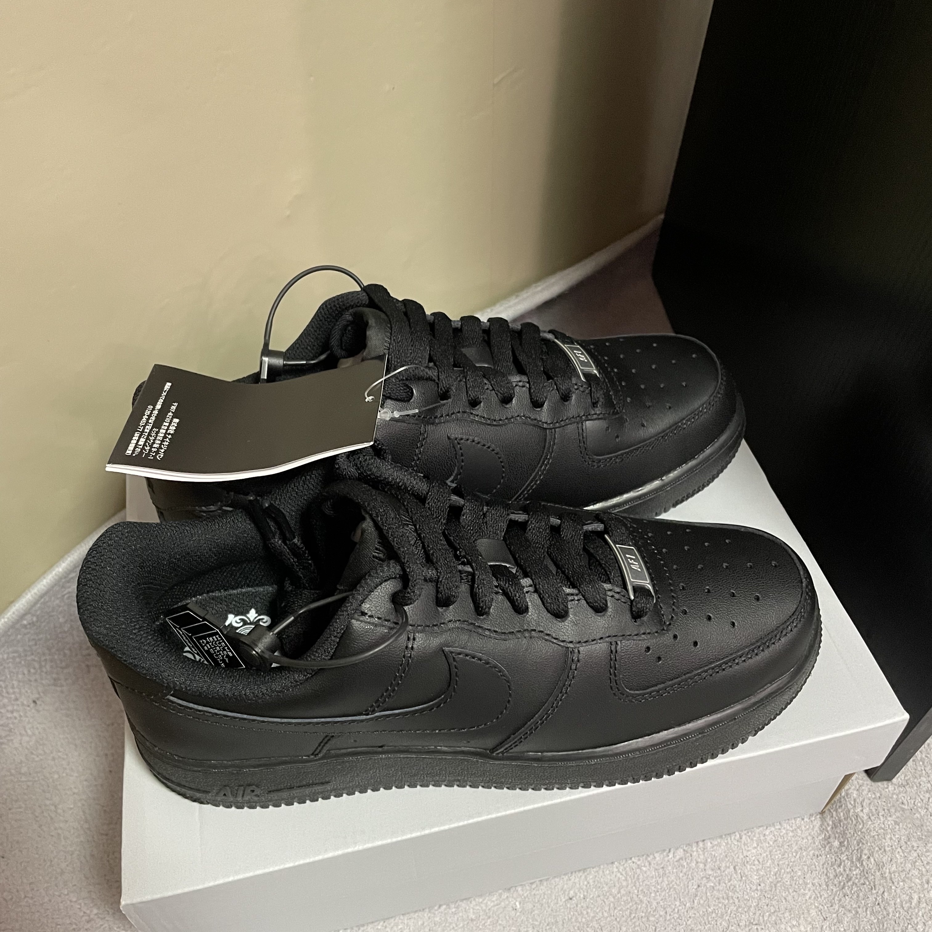 Nike Air Force 1 '07 Low Triple Black 착용 스타일 - 3