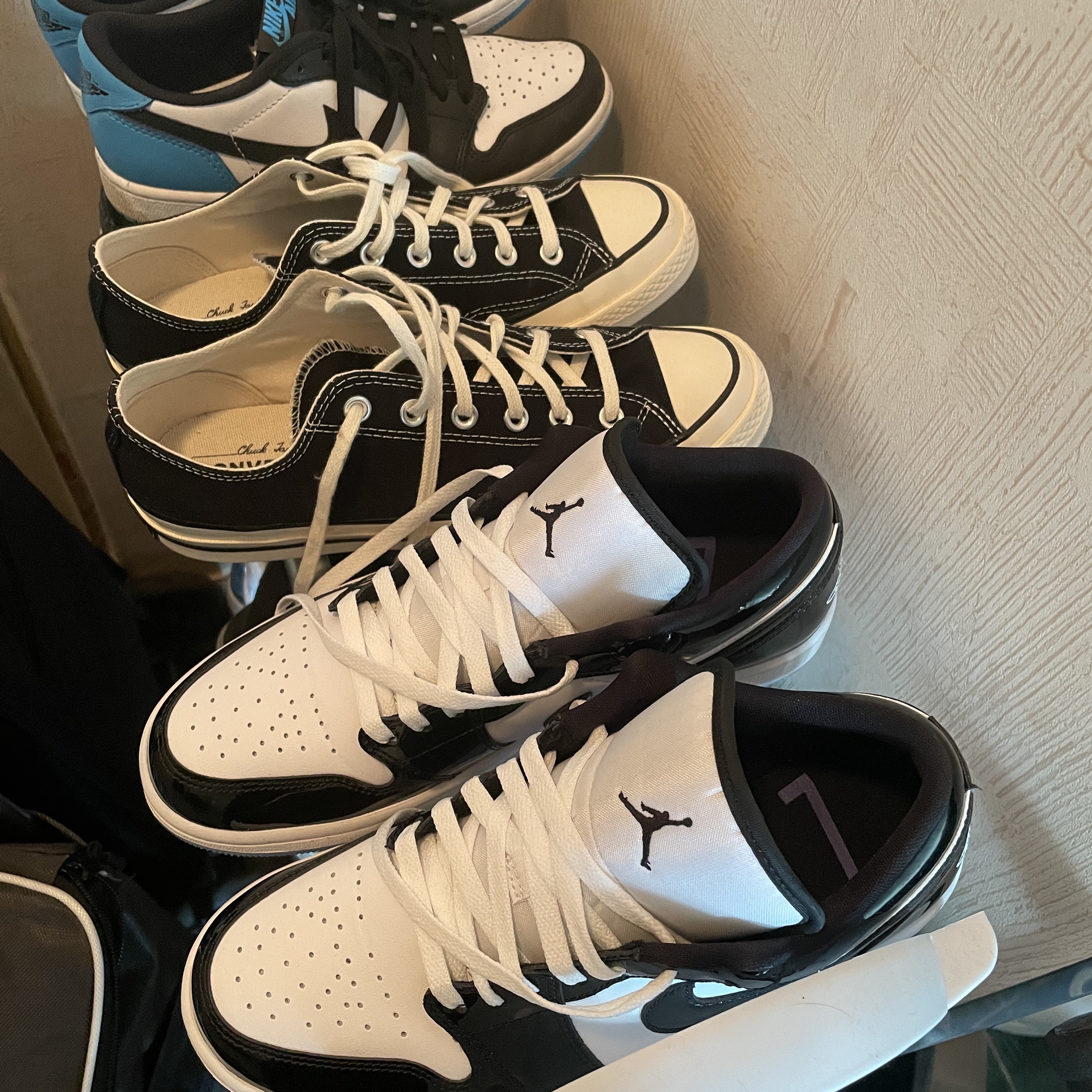 Jordan 1 Low SE Concord, Converse Chuck 70 Ox Black - Standard 착용 스타일