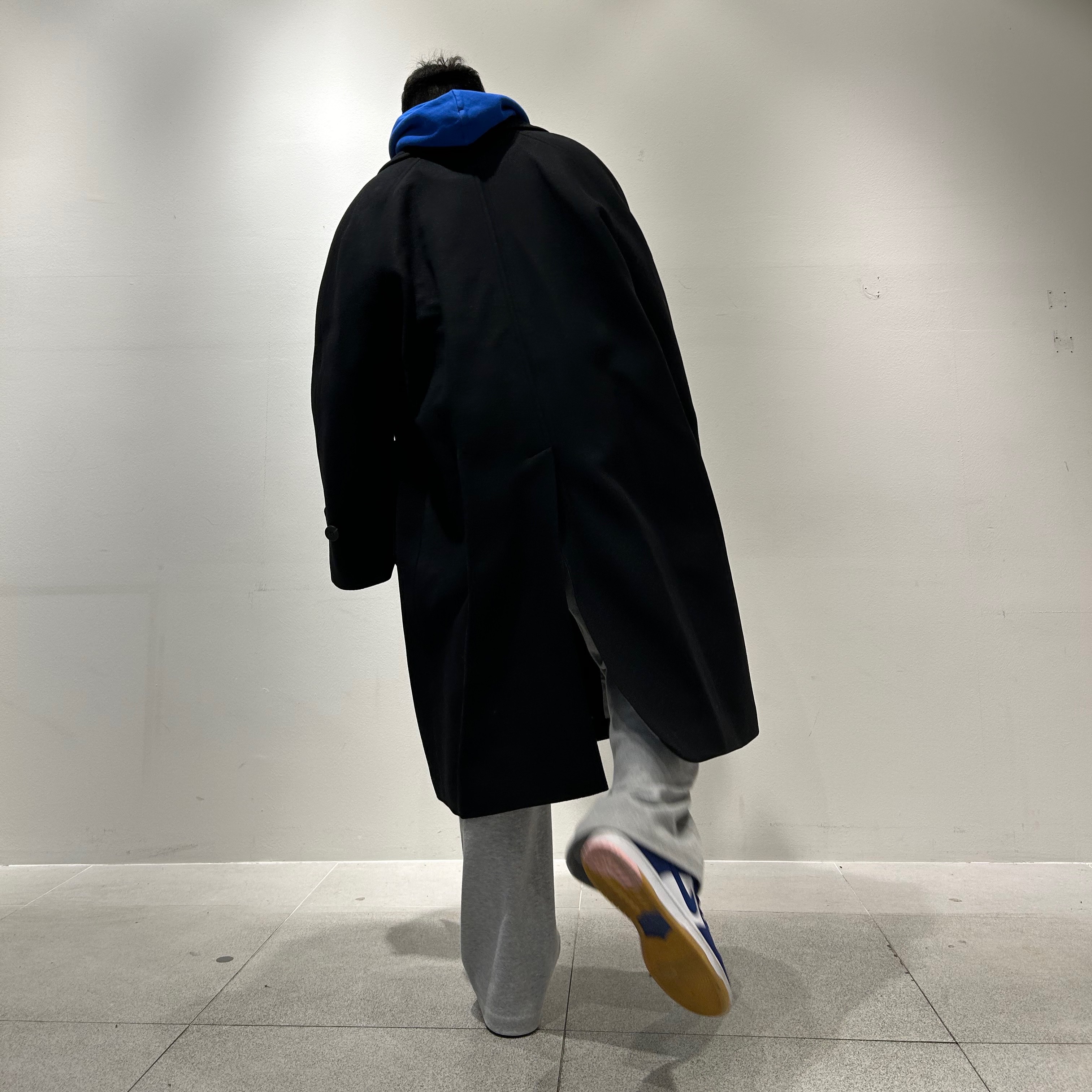 Nike SB Dunk Low Pro Premium Deep Royal Blue, Undermycar Legion.02 Balmacaan Oversized Wool Coat Black 착용 스타일 - 3