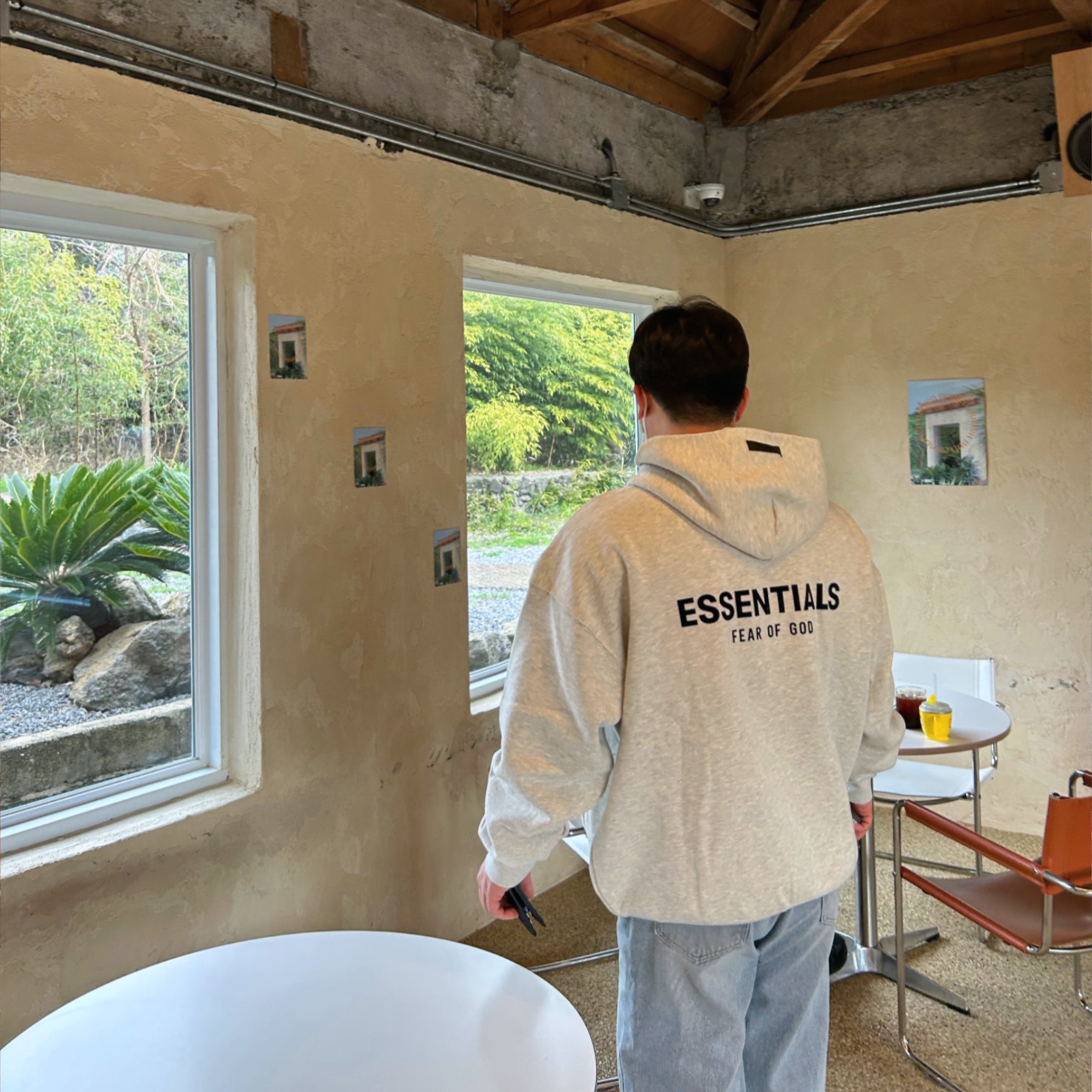 Essentials The Core Collection Hoodie Light Oatmeal 착용 스타일