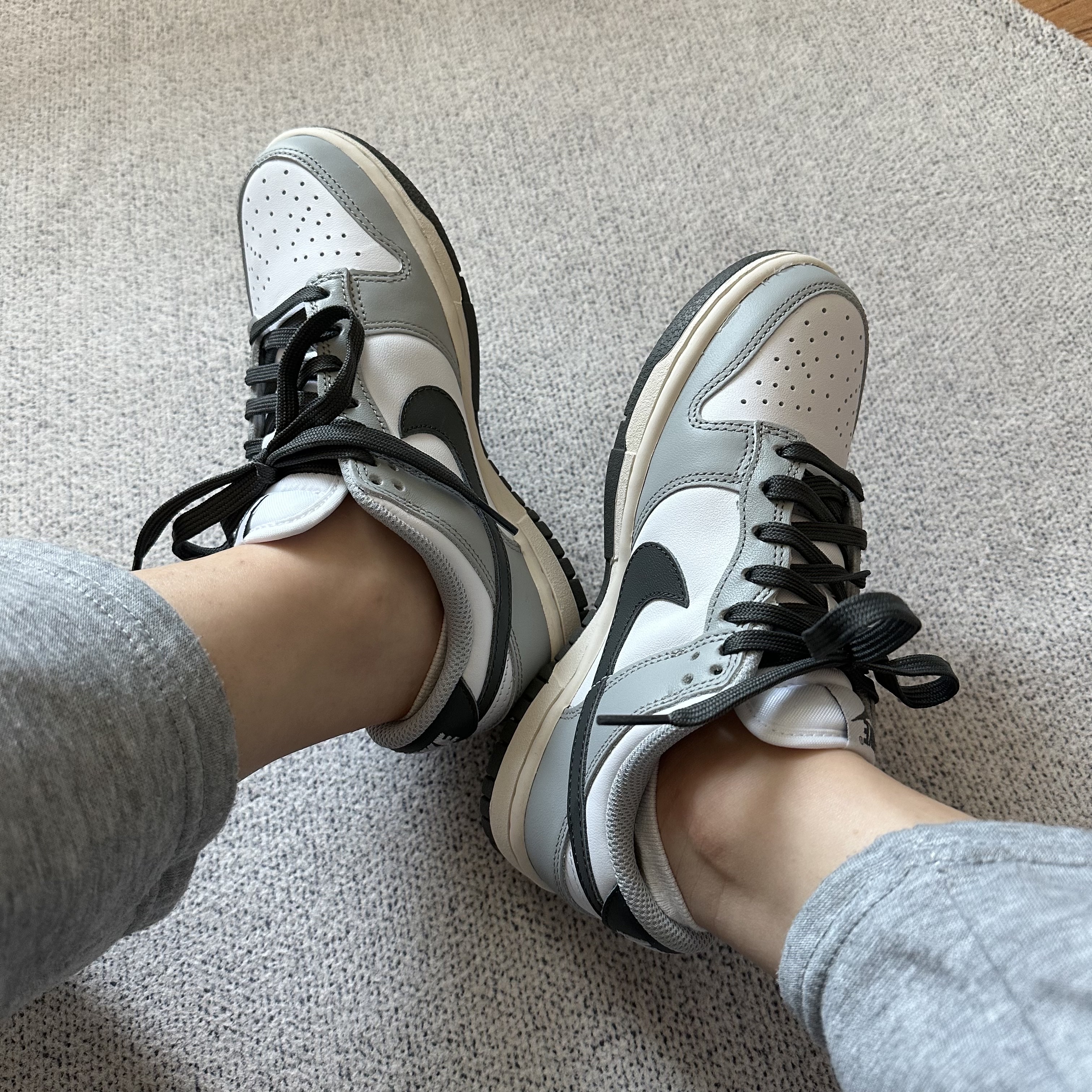 (W) Nike Dunk Low Light Smoke Grey 착용 스타일 - 1