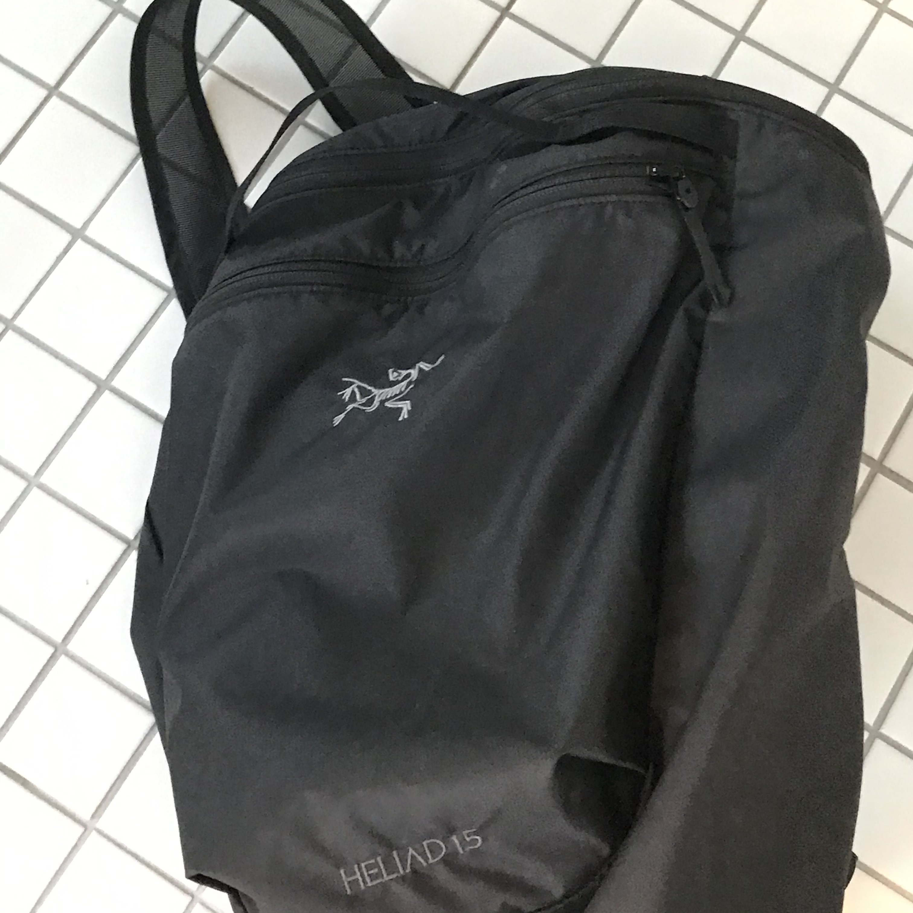 Arc'teryx Heliad 15 Backpack Black, Arc'teryx Squamish Hoody Black 착용 스타일 - 1