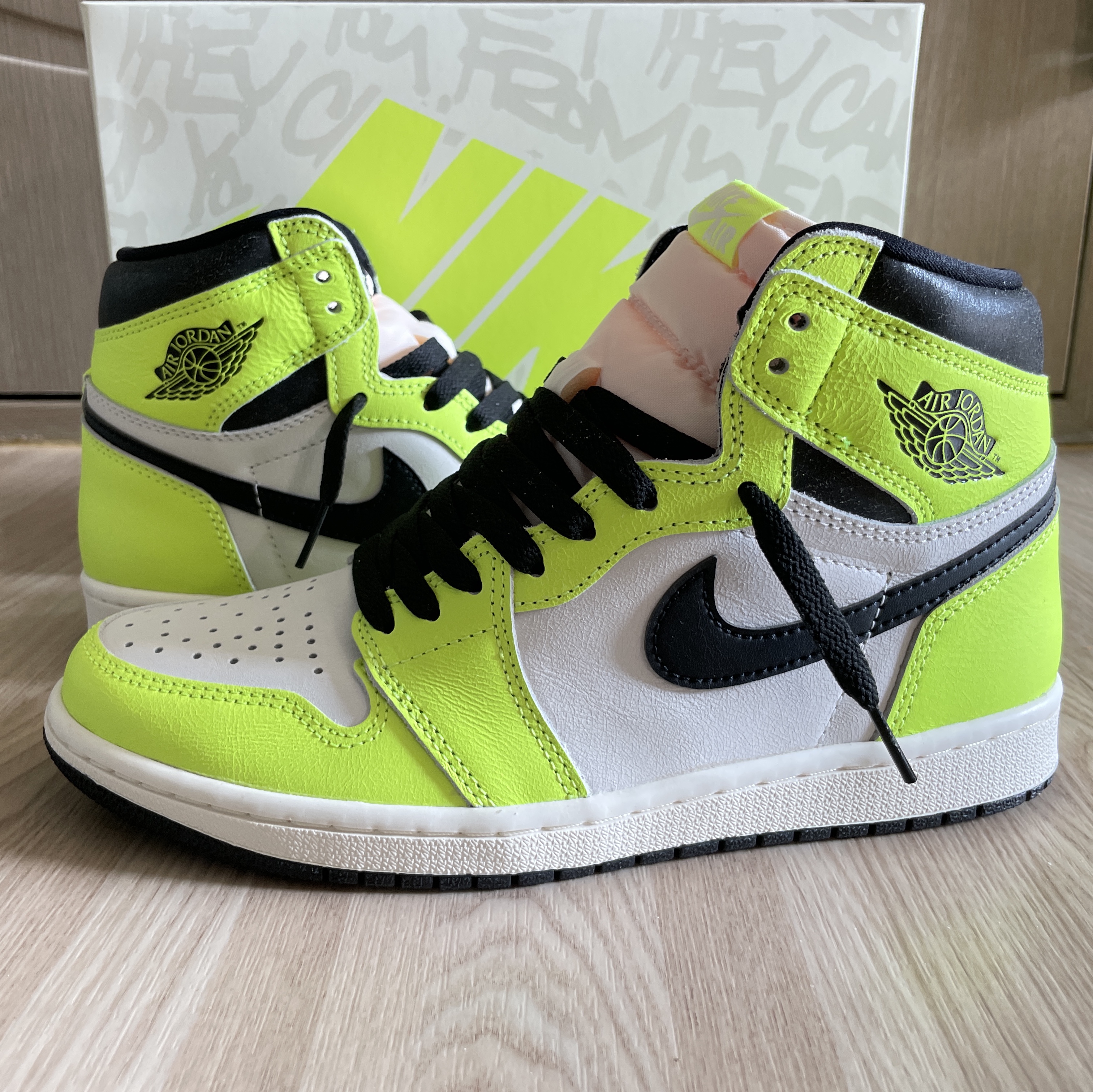 Jordan 1 Retro High OG Volt 착용 스타일 - 1