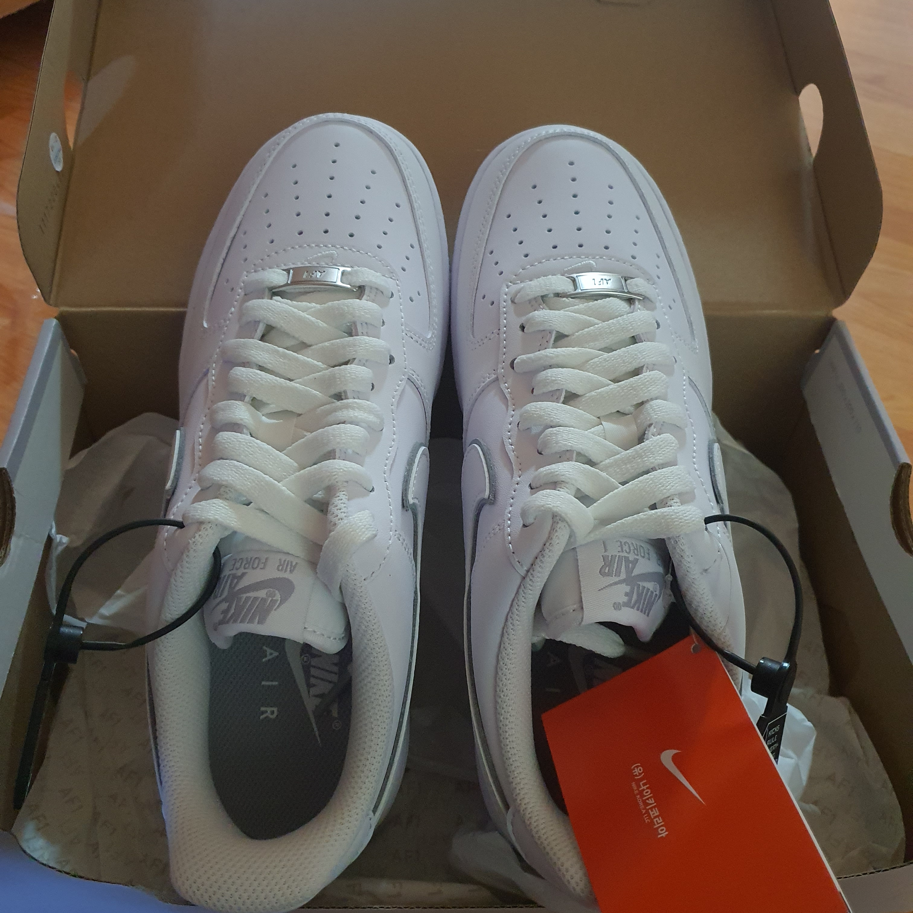 Nike Air Force 1 '07 White Wolf Grey 착용 스타일 - 2
