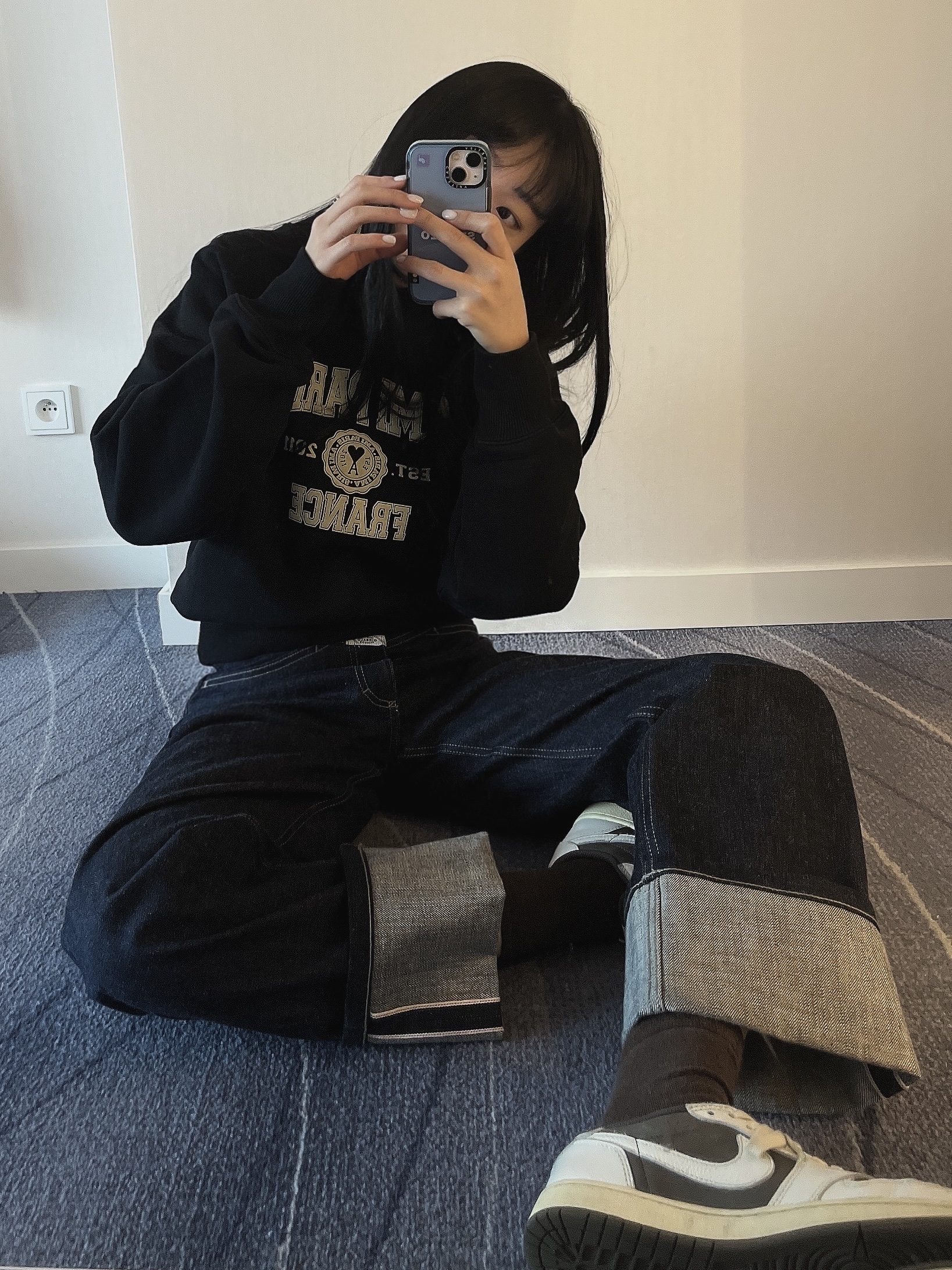AMI Paris France Sweatshirt Black, Jordan 1 x Travis Scott Retro Low OG SP Sail and Ridgerock 착용 스타일 - 1