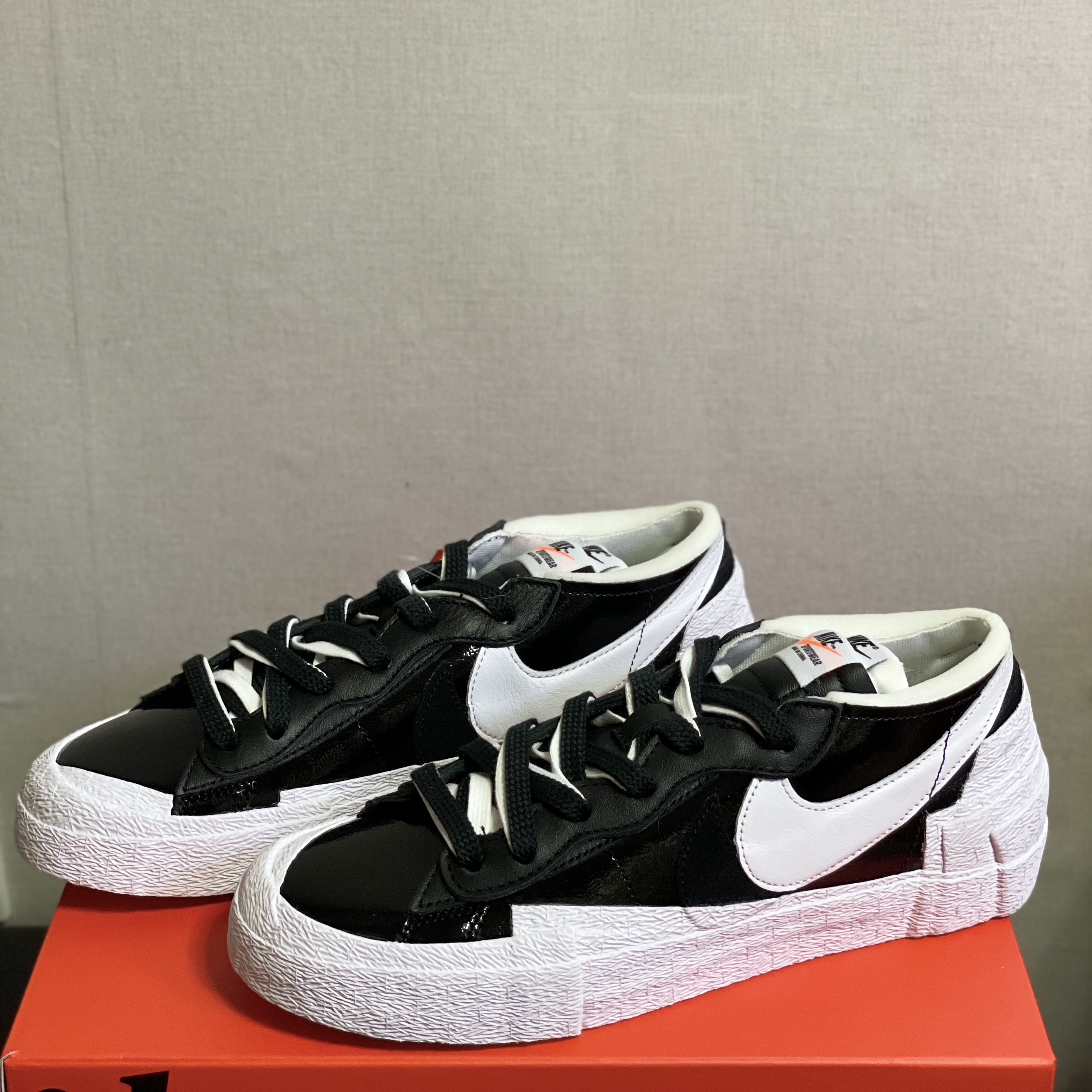 Nike x Sacai Blazer Low Black Patent Leather, Nike x Sacai Blazer Low White Patent Leather 착용 스타일 - 1